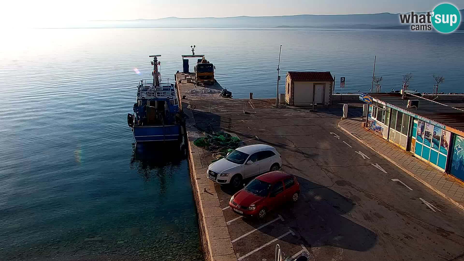 Spletna kamera Bol – Center mesta in marina v živo