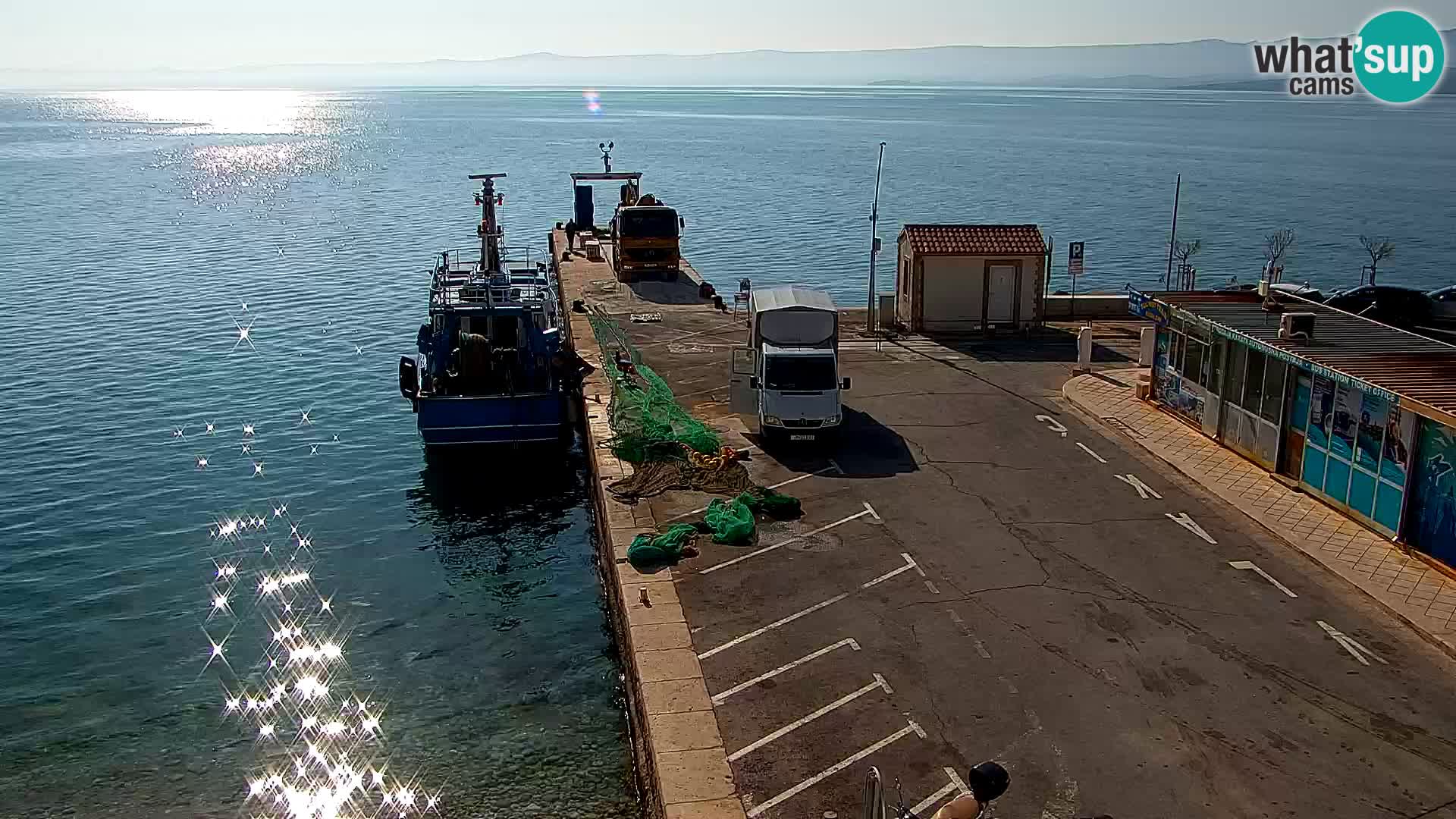 Web kamera Bol – Centar mjesta i marina | Pogled uživo