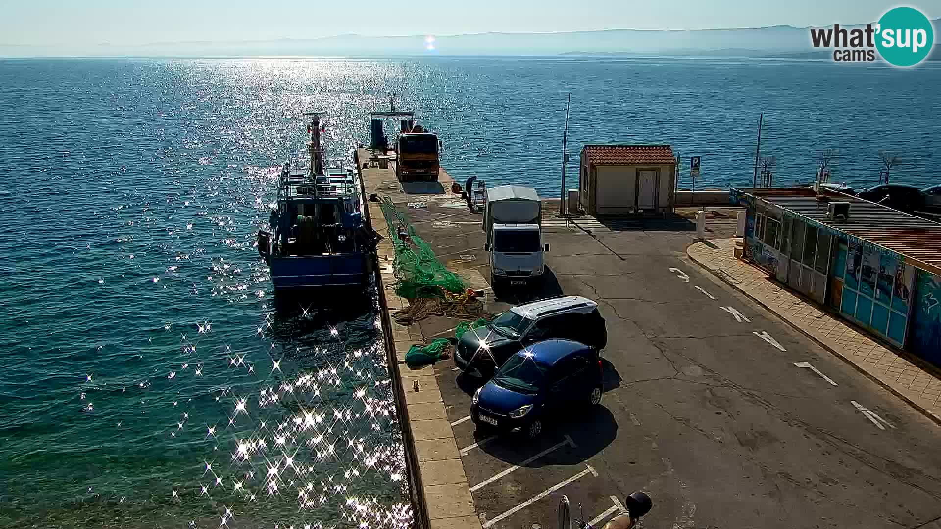 Spletna kamera Bol – Center mesta in marina v živo