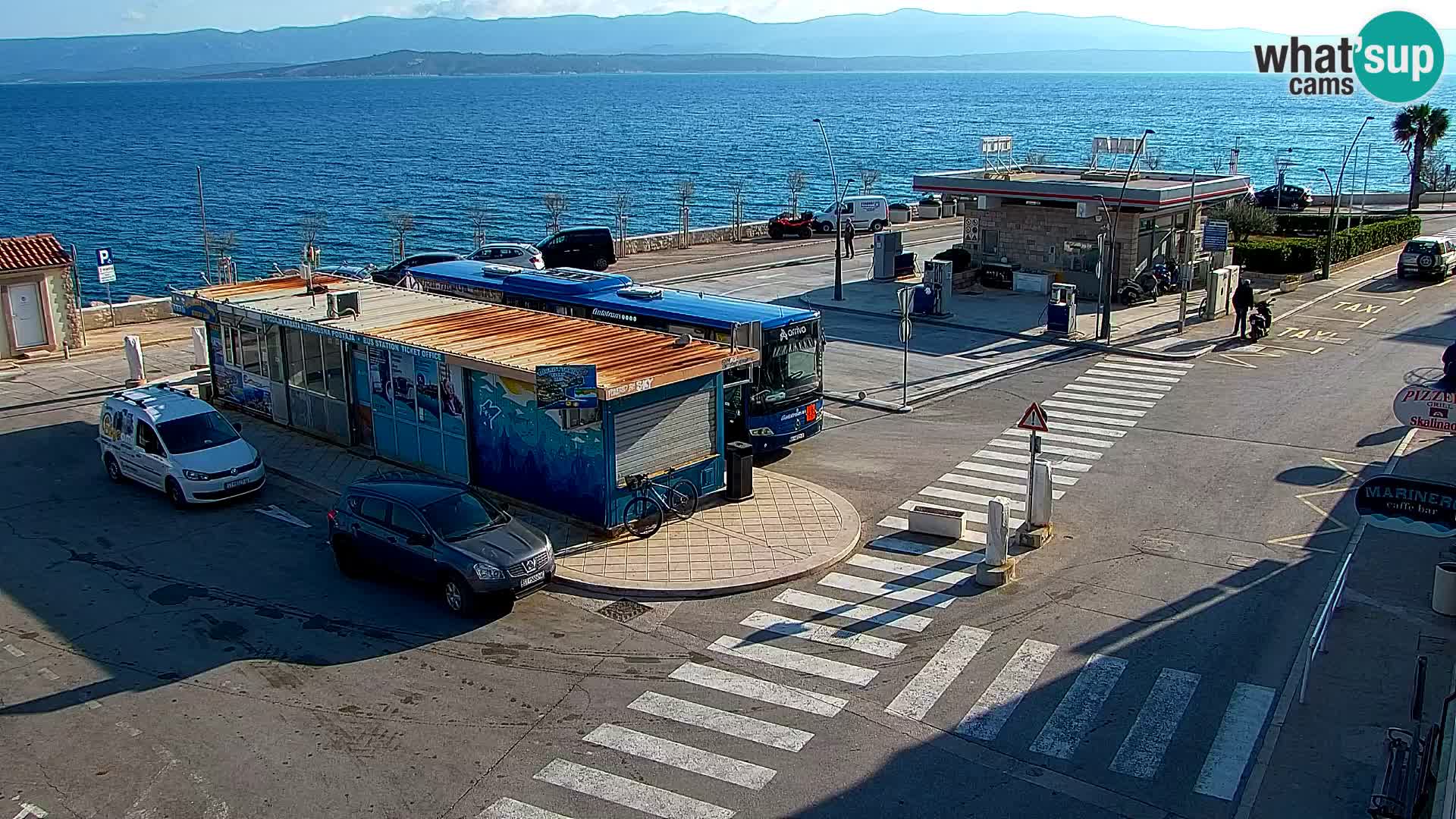 Spletna kamera Bol – Center mesta in marina v živo