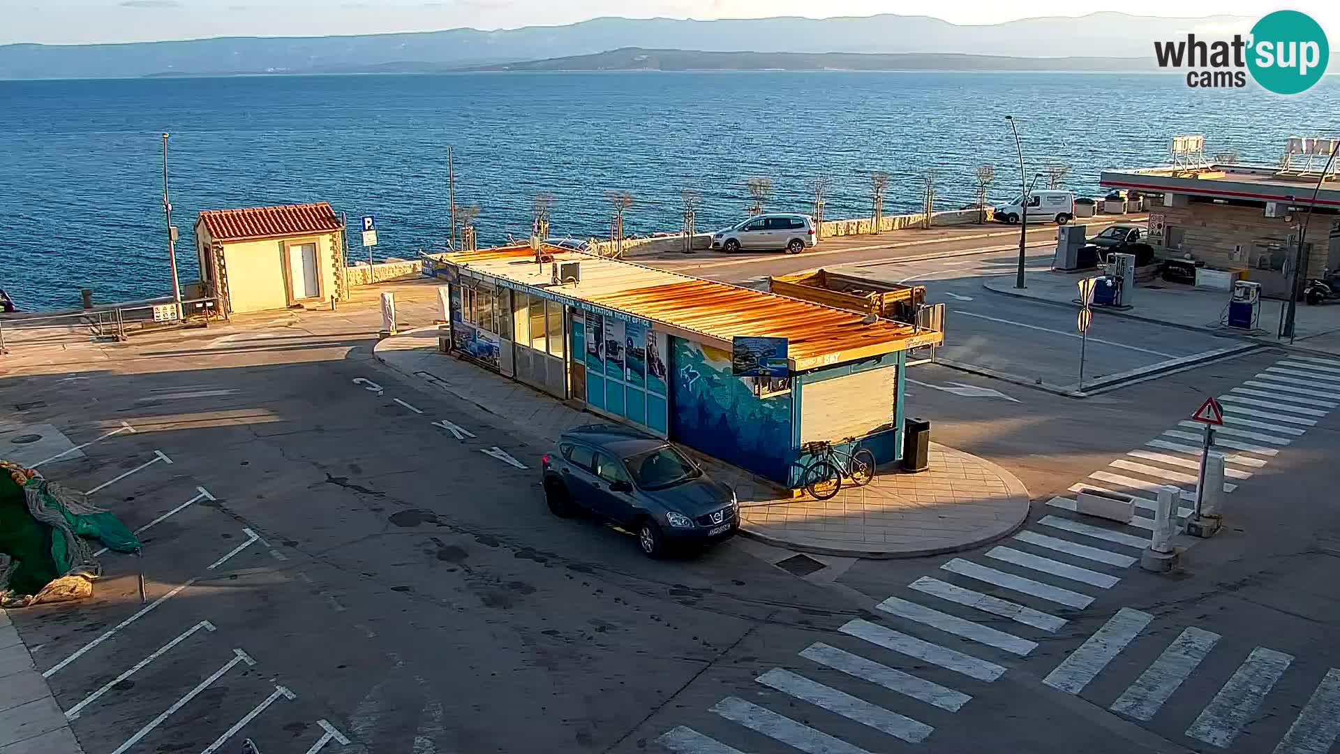 Spletna kamera Bol – Center mesta in marina v živo