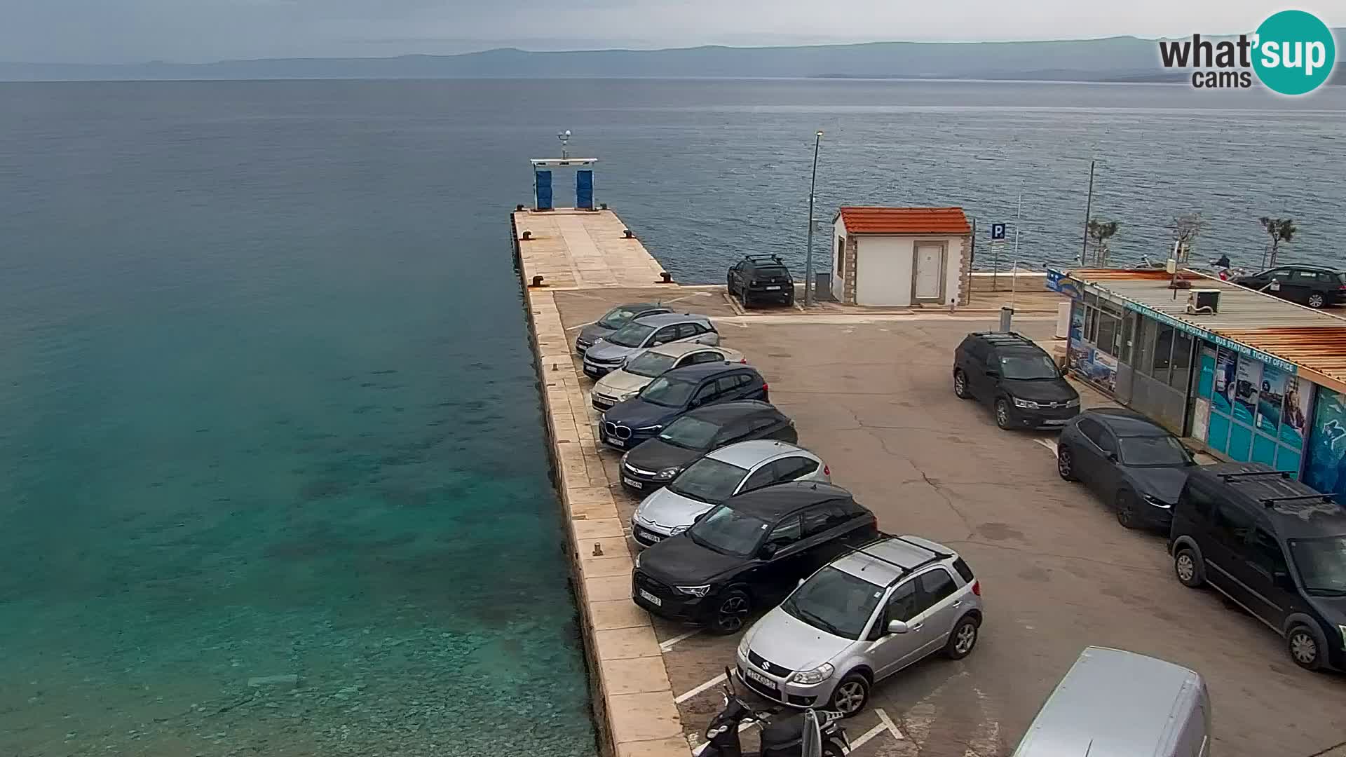 Spletna kamera Bol – Center mesta in marina v živo
