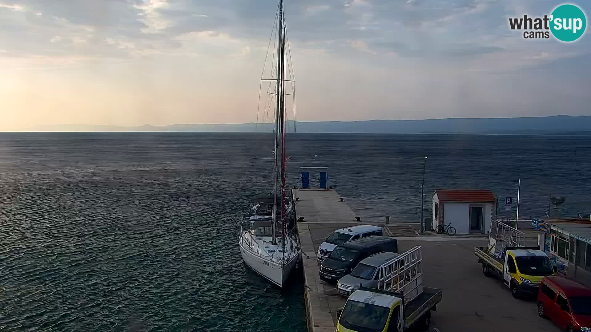 Spletna kamera Bol – Center mesta in marina v živo