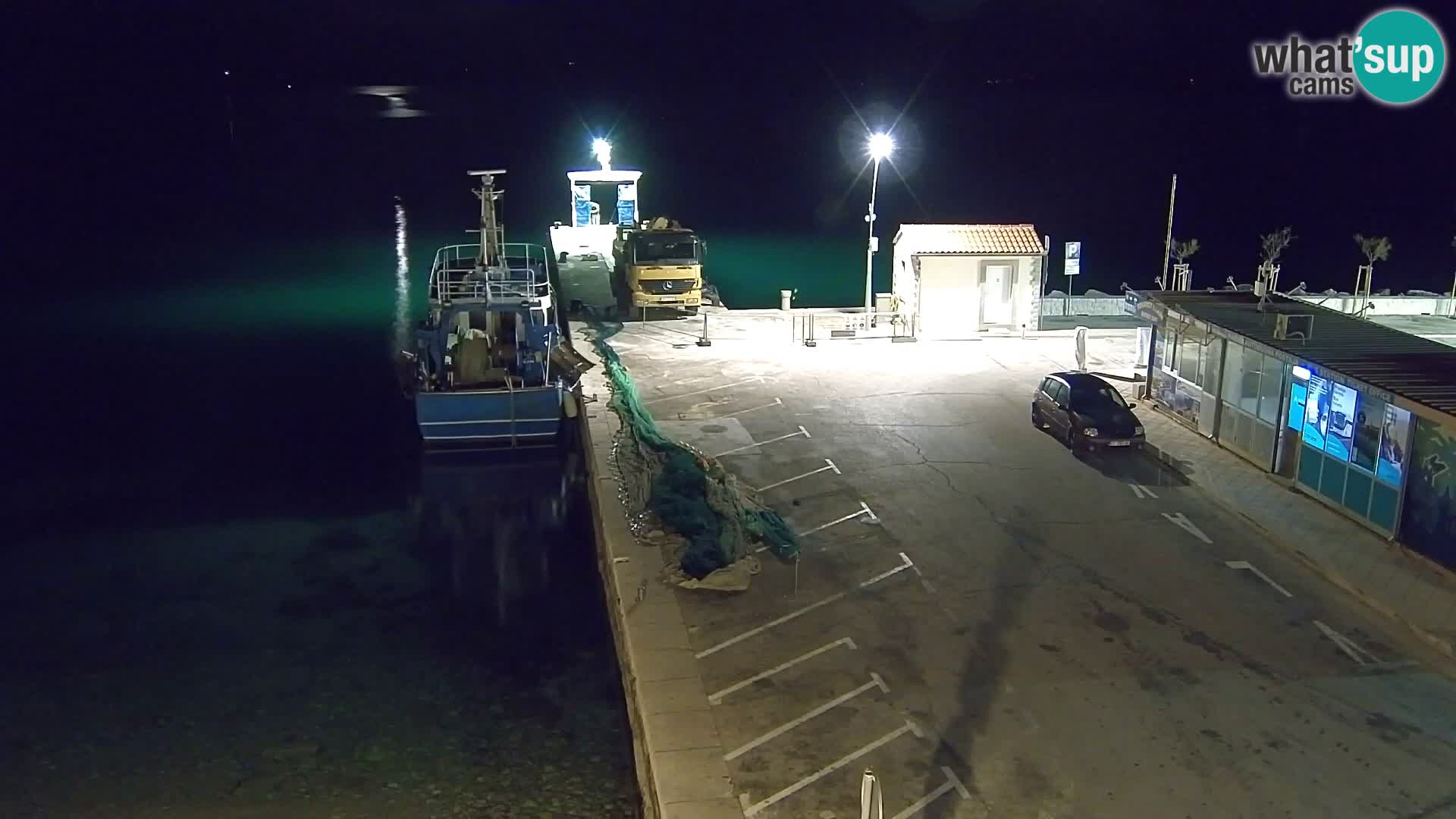 Spletna kamera Bol – Center mesta in marina v živo