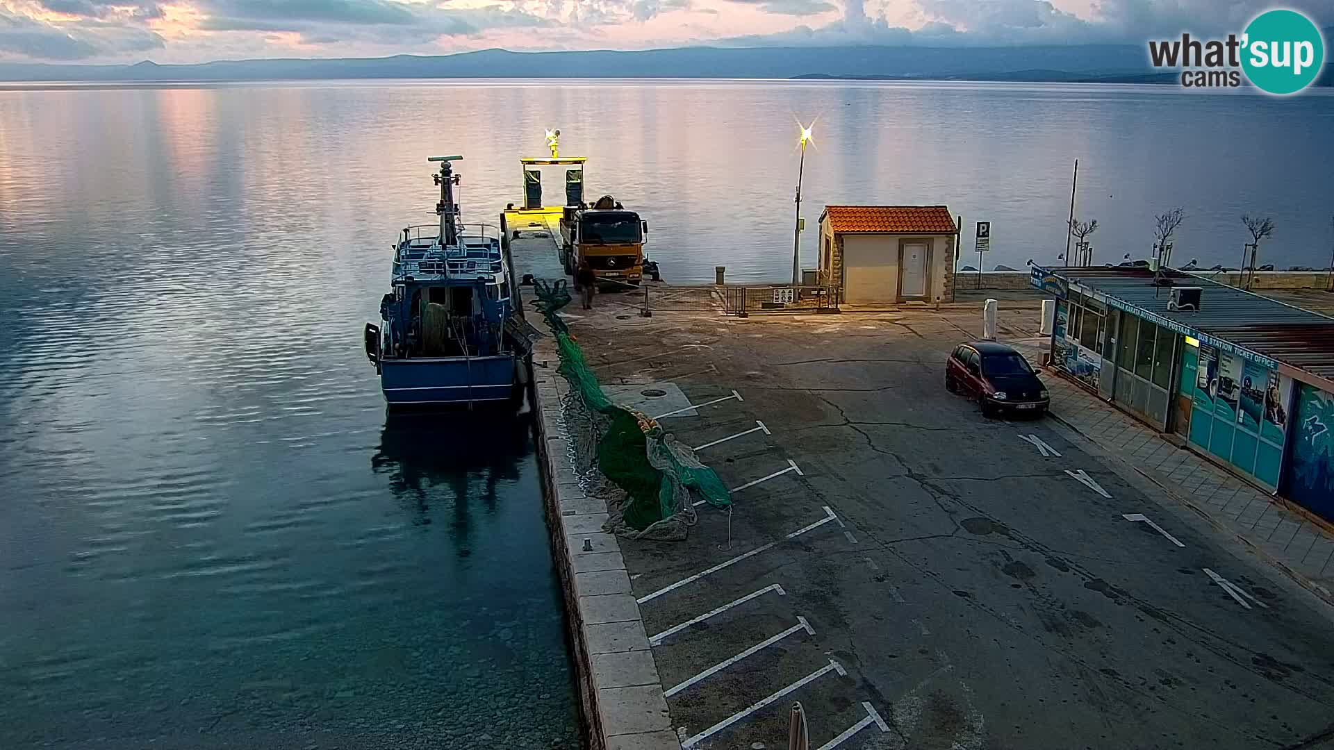 Spletna kamera Bol – Center mesta in marina v živo