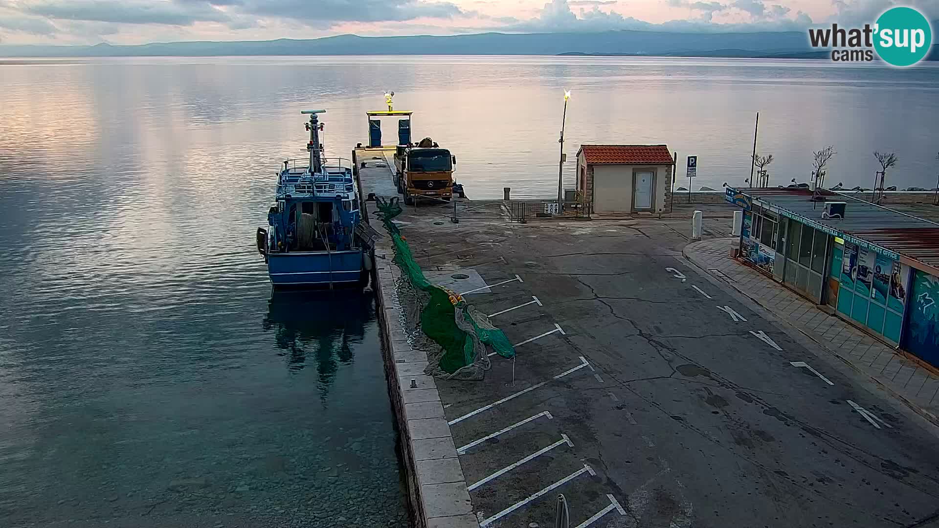 Web kamera Bol – Centar mjesta i marina | Pogled uživo