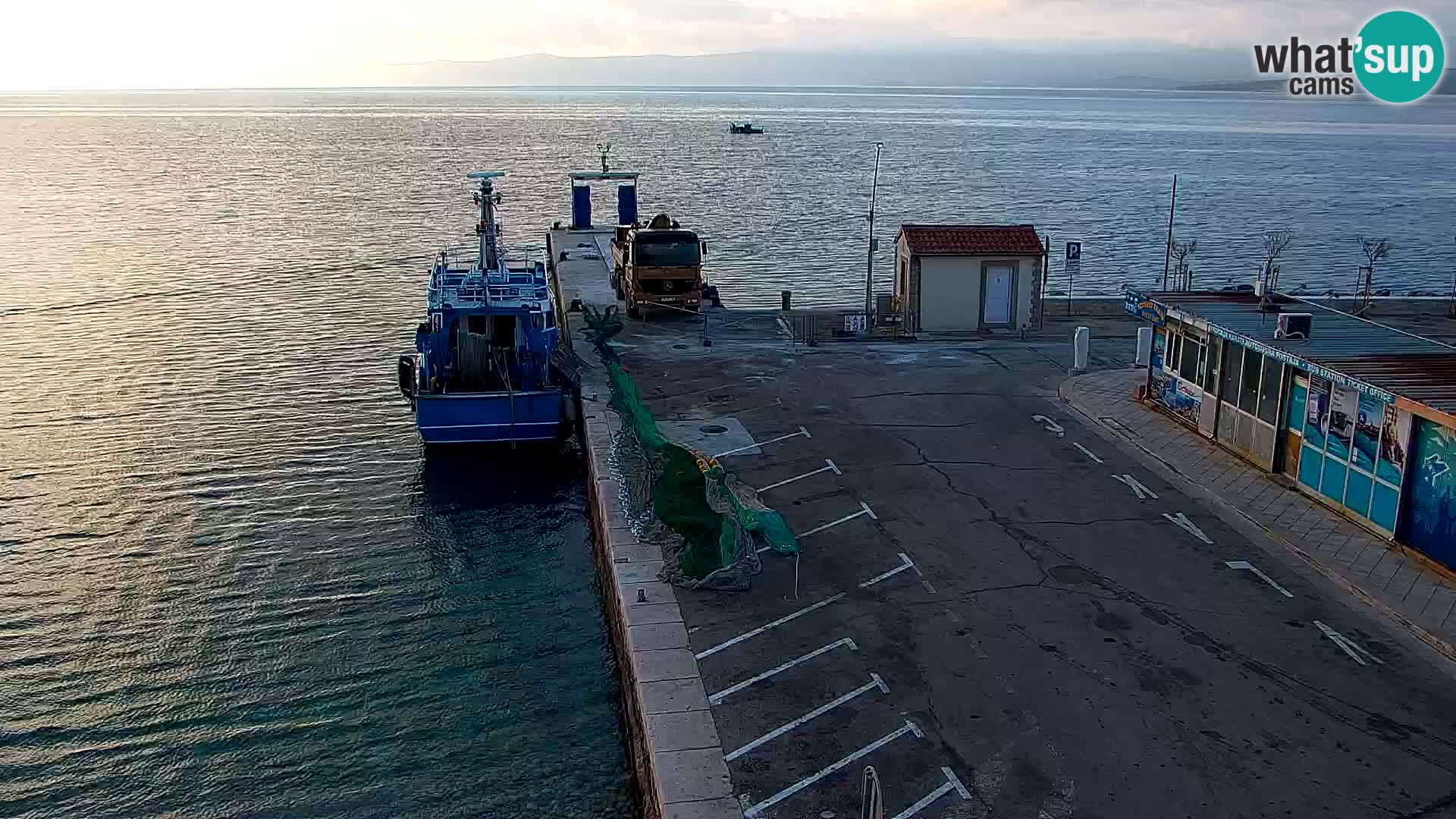 Spletna kamera Bol – Center mesta in marina v živo