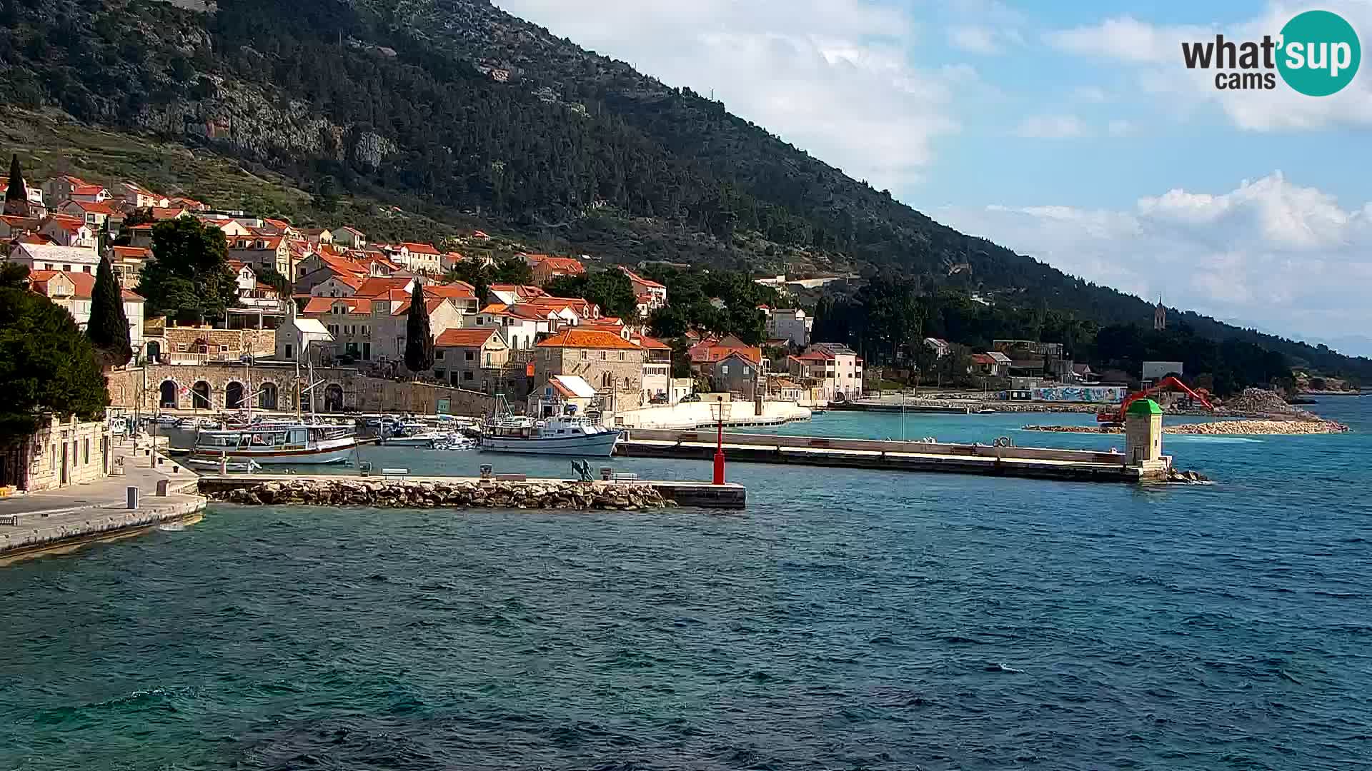 Spletna kamera Bol – Center mesta in marina v živo