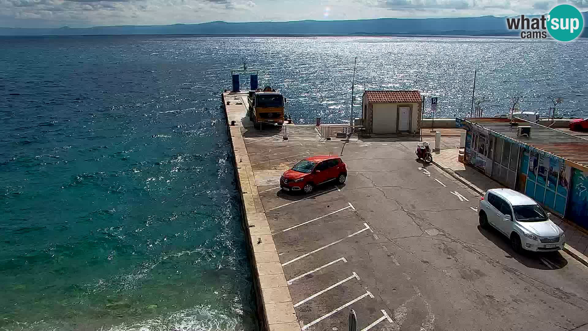 Spletna kamera Bol – Center mesta in marina v živo