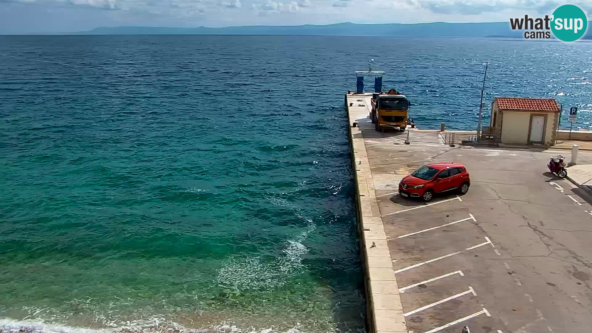 Spletna kamera Bol – Center mesta in marina v živo