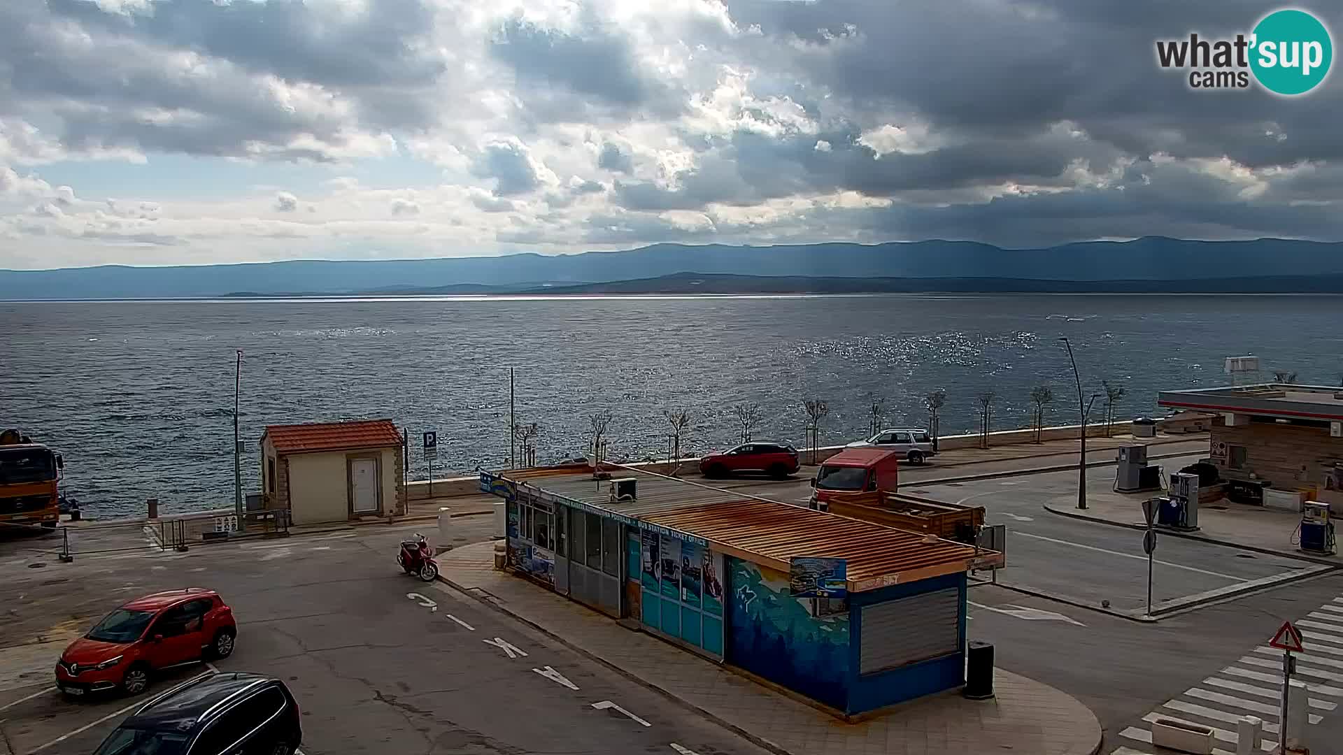 Spletna kamera Bol – Center mesta in marina v živo