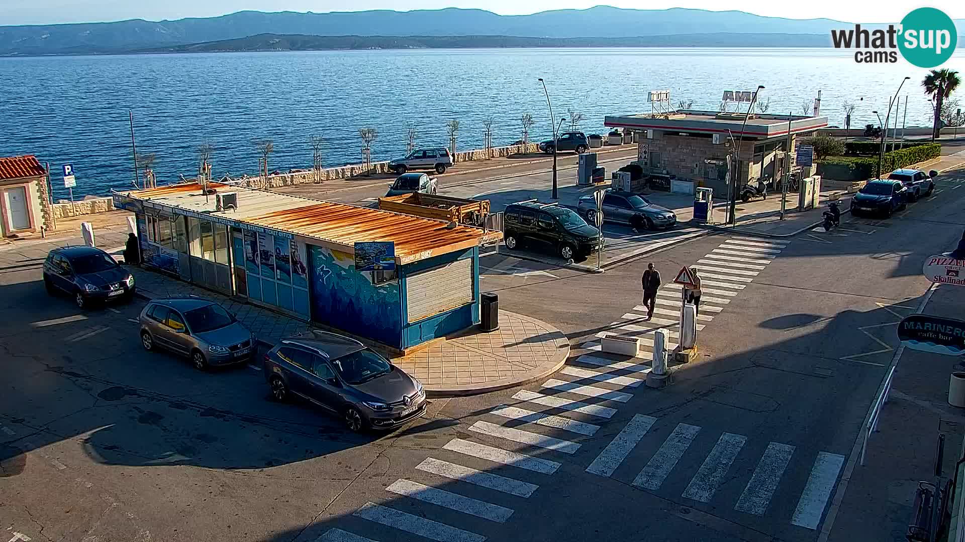 Spletna kamera Bol – Center mesta in marina v živo