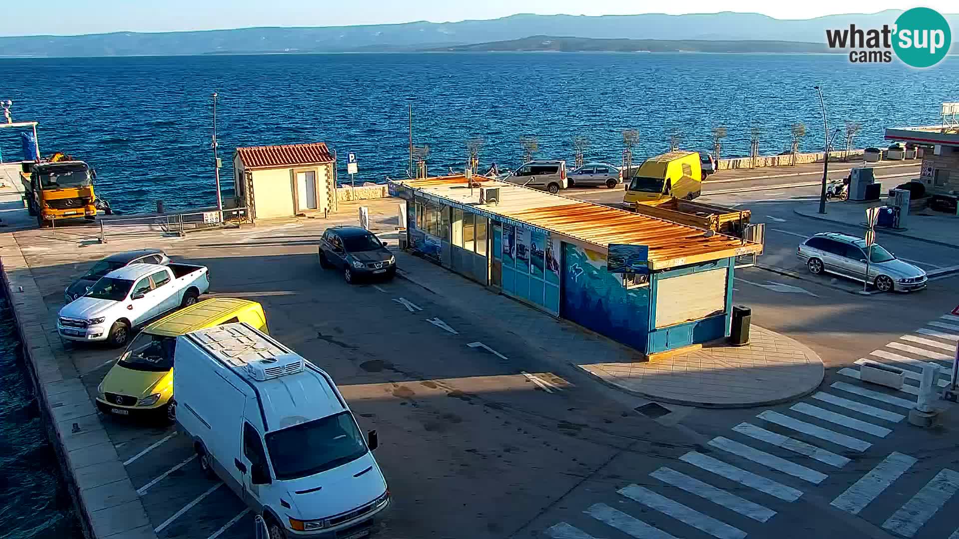 Spletna kamera Bol – Center mesta in marina v živo