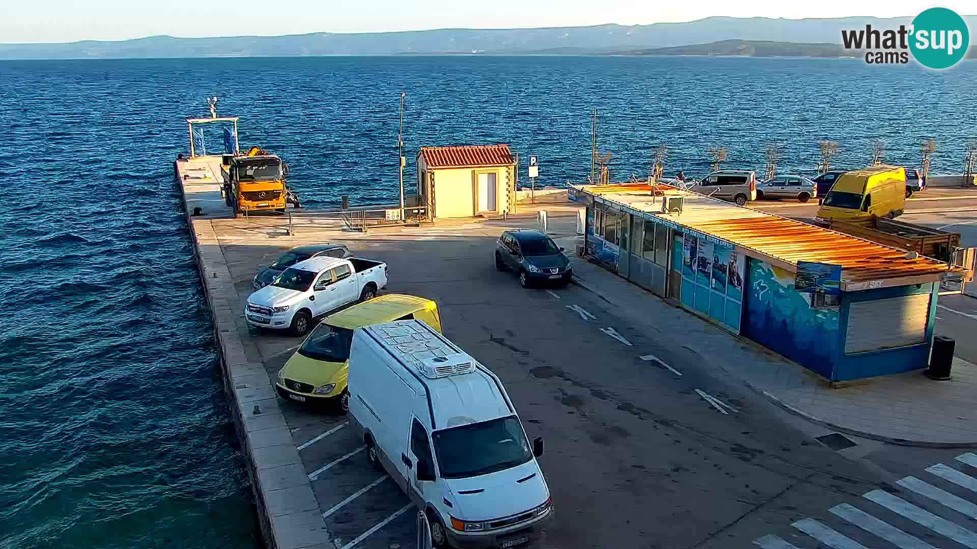 Web kamera Bol – Centar mjesta i marina | Pogled uživo