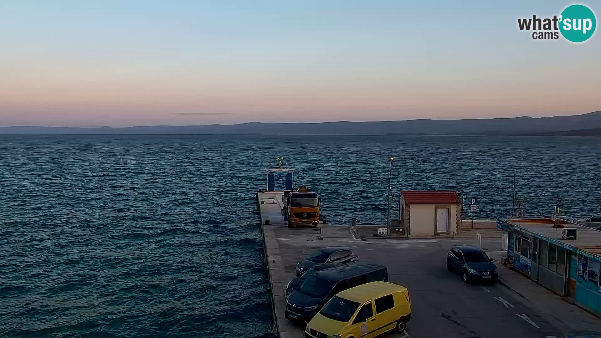 Web kamera Bol – Centar mjesta i marina | Pogled uživo