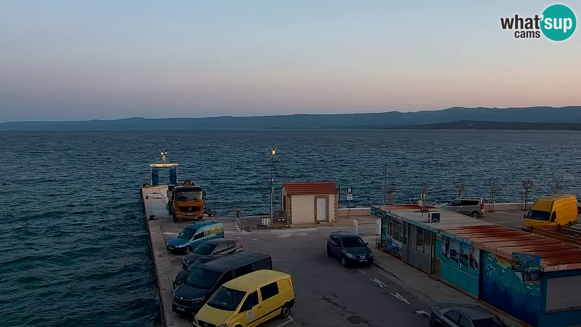 Spletna kamera Bol – Center mesta in marina v živo