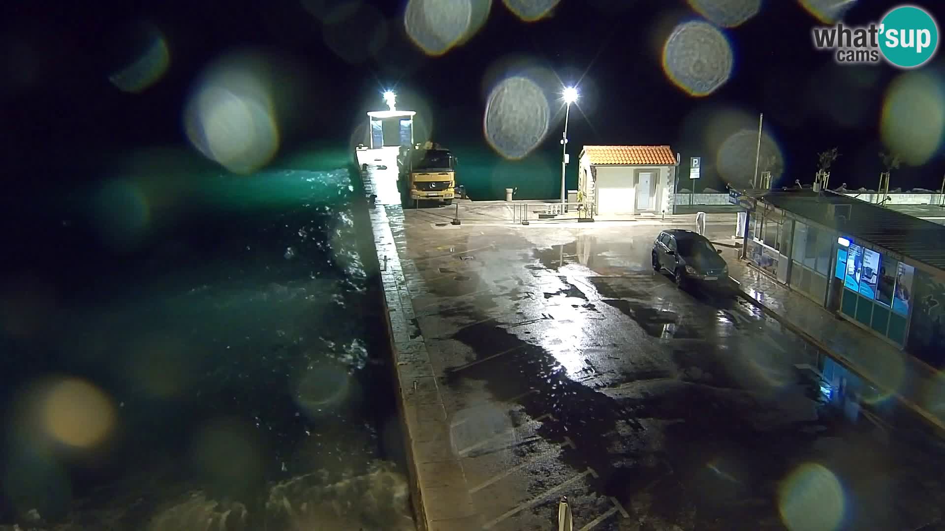 Spletna kamera Bol – Center mesta in marina v živo