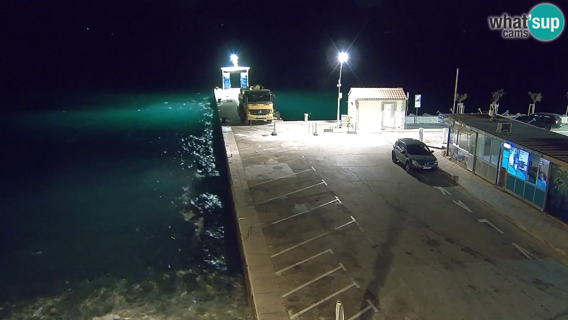 Spletna kamera Bol – Center mesta in marina v živo