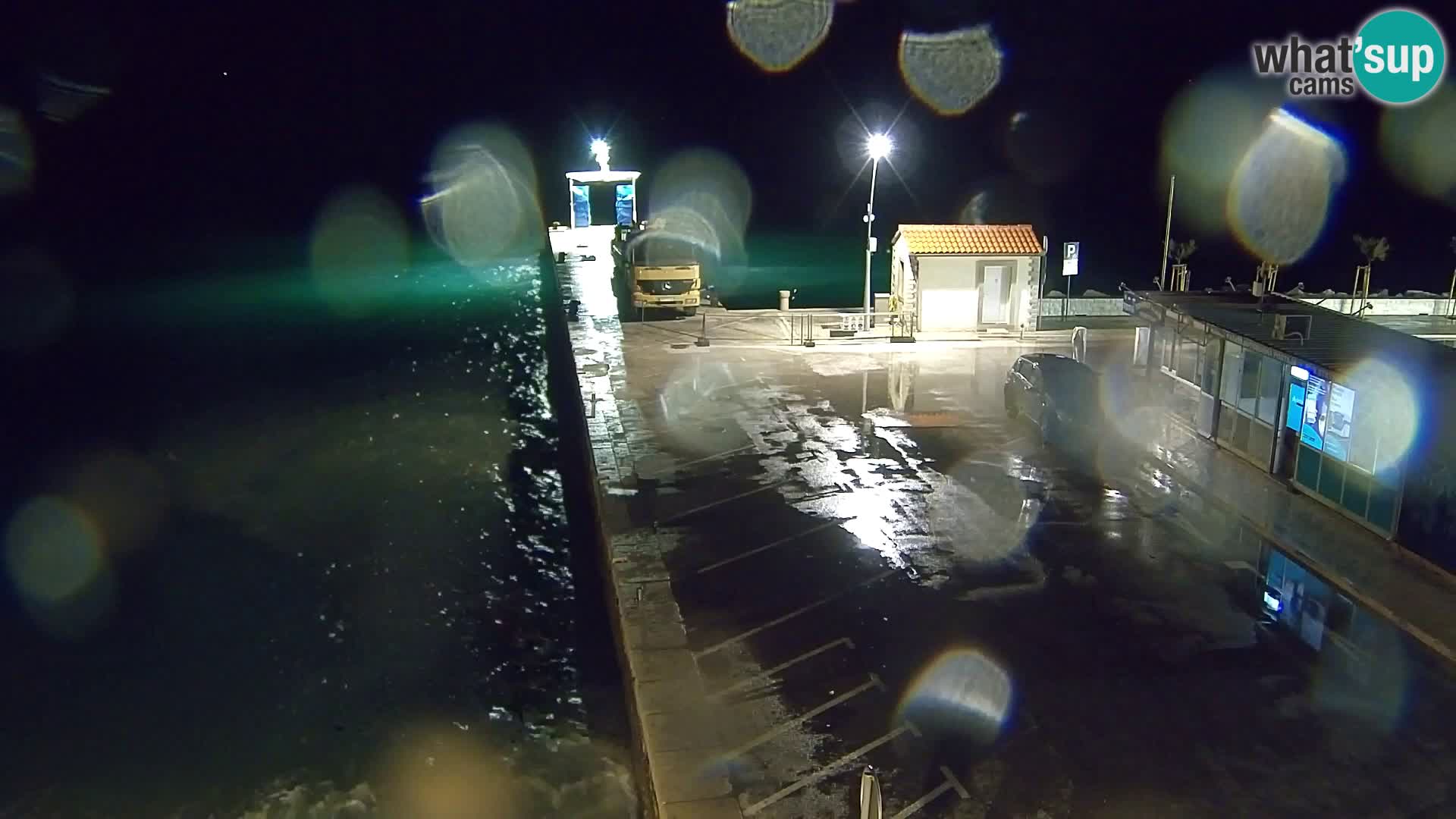 Spletna kamera Bol – Center mesta in marina v živo