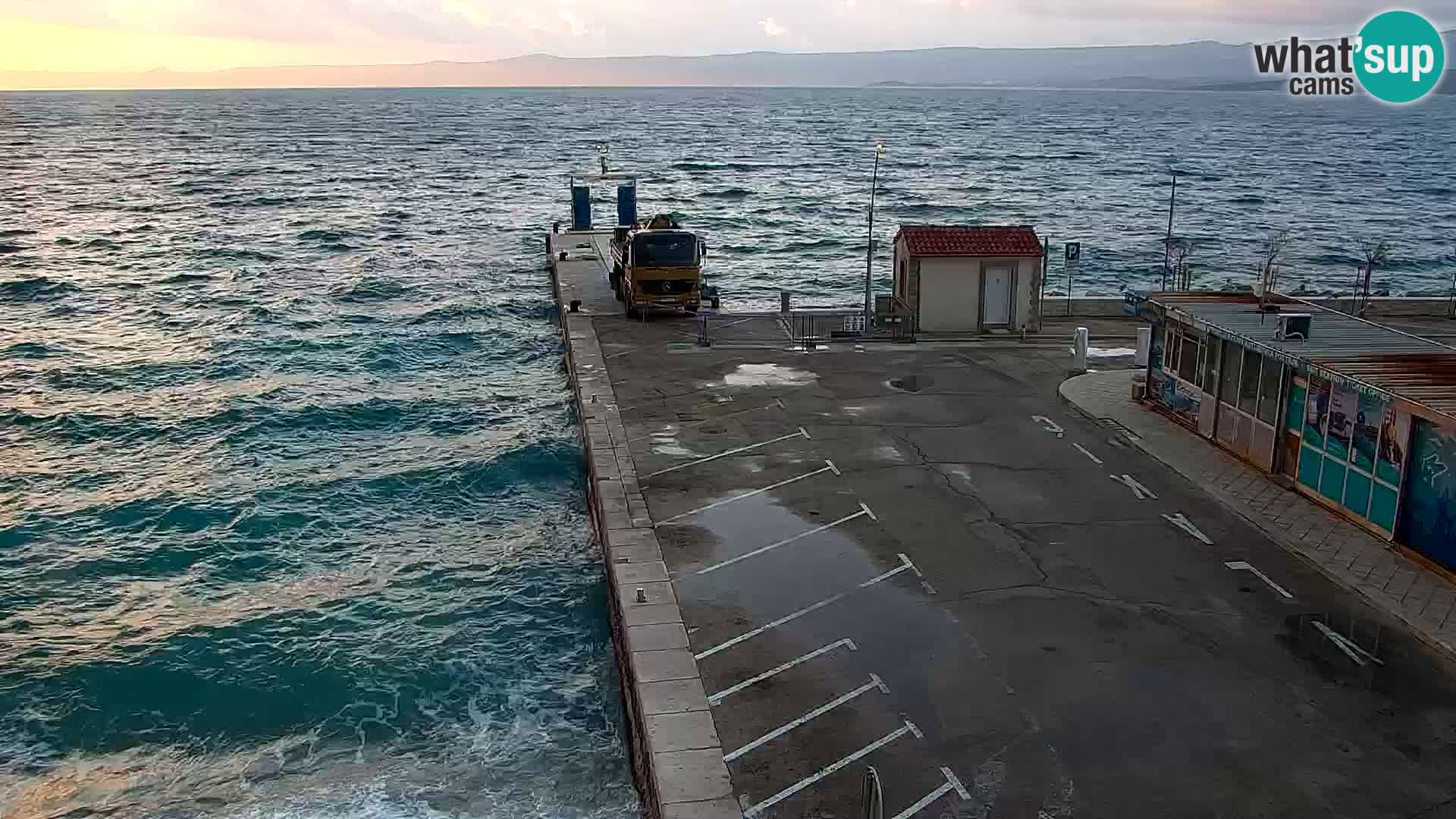 Spletna kamera Bol – Center mesta in marina v živo