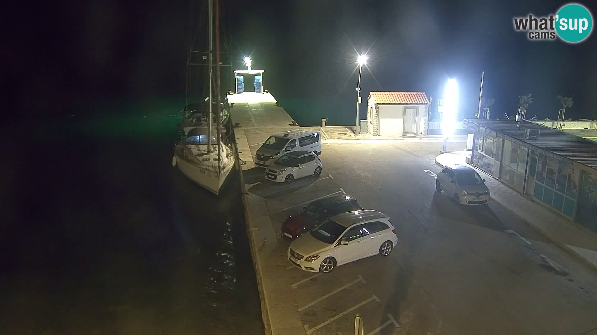 Spletna kamera Bol – Center mesta in marina v živo