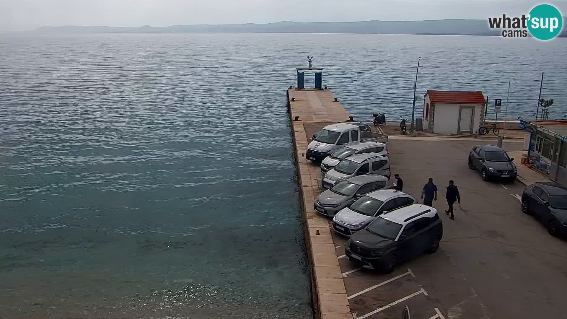 Spletna kamera Bol – Center mesta in marina v živo