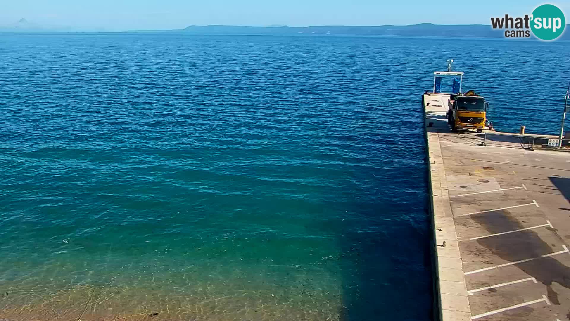 Spletna kamera Bol – Center mesta in marina v živo