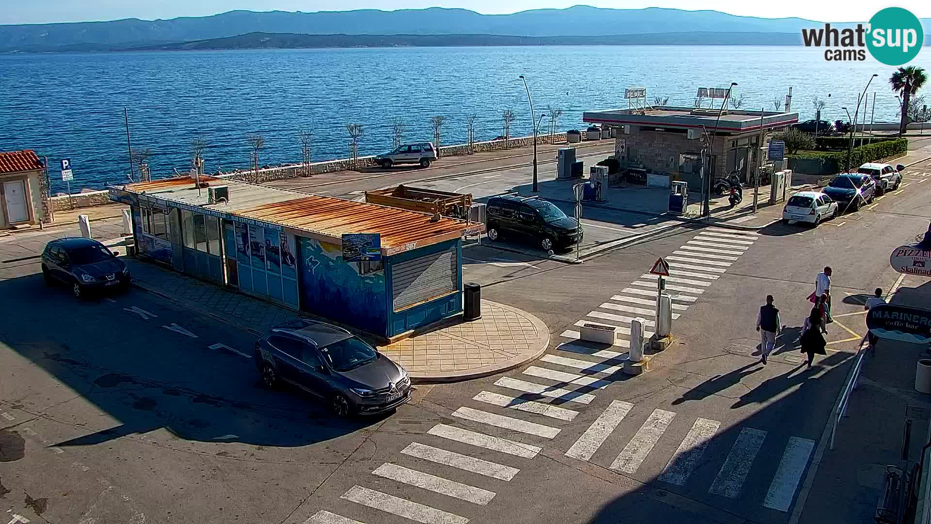 Spletna kamera Bol – Center mesta in marina v živo