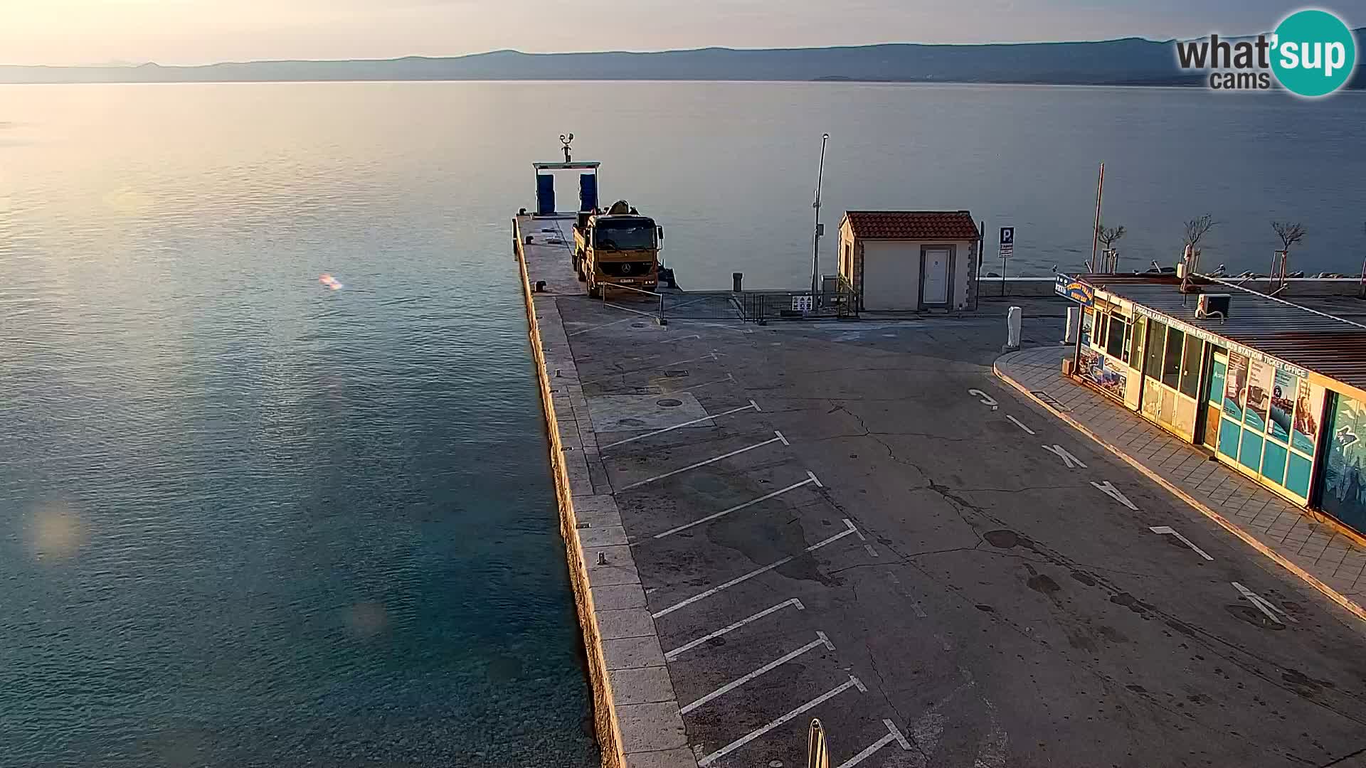 Spletna kamera Bol – Center mesta in marina v živo