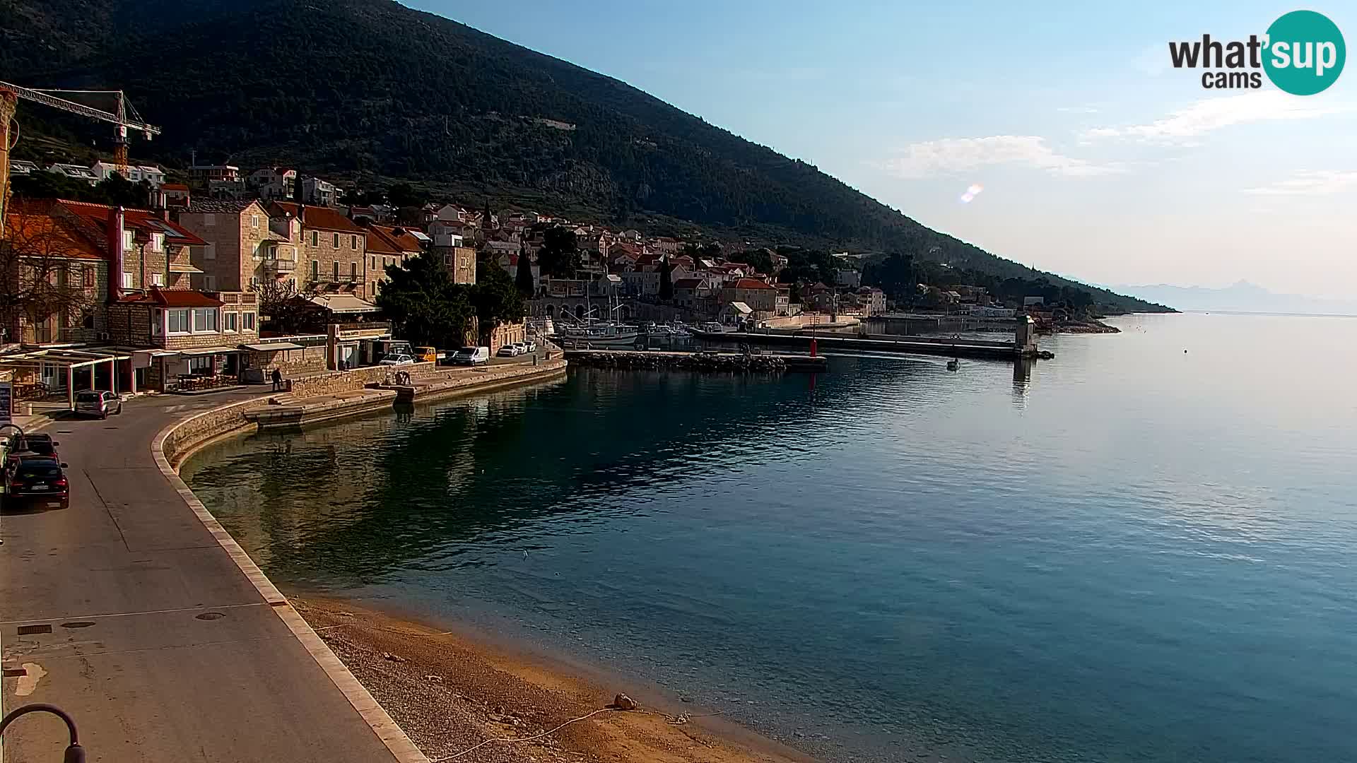 Spletna kamera Bol – Center mesta in marina v živo