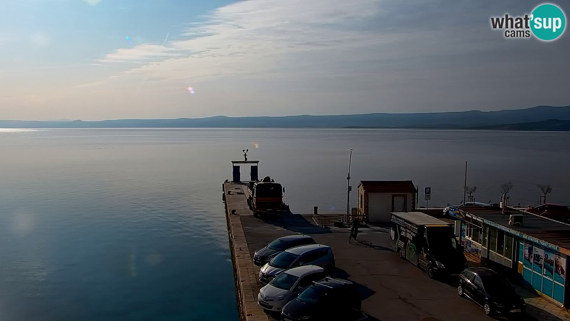 Spletna kamera Bol – Center mesta in marina v živo