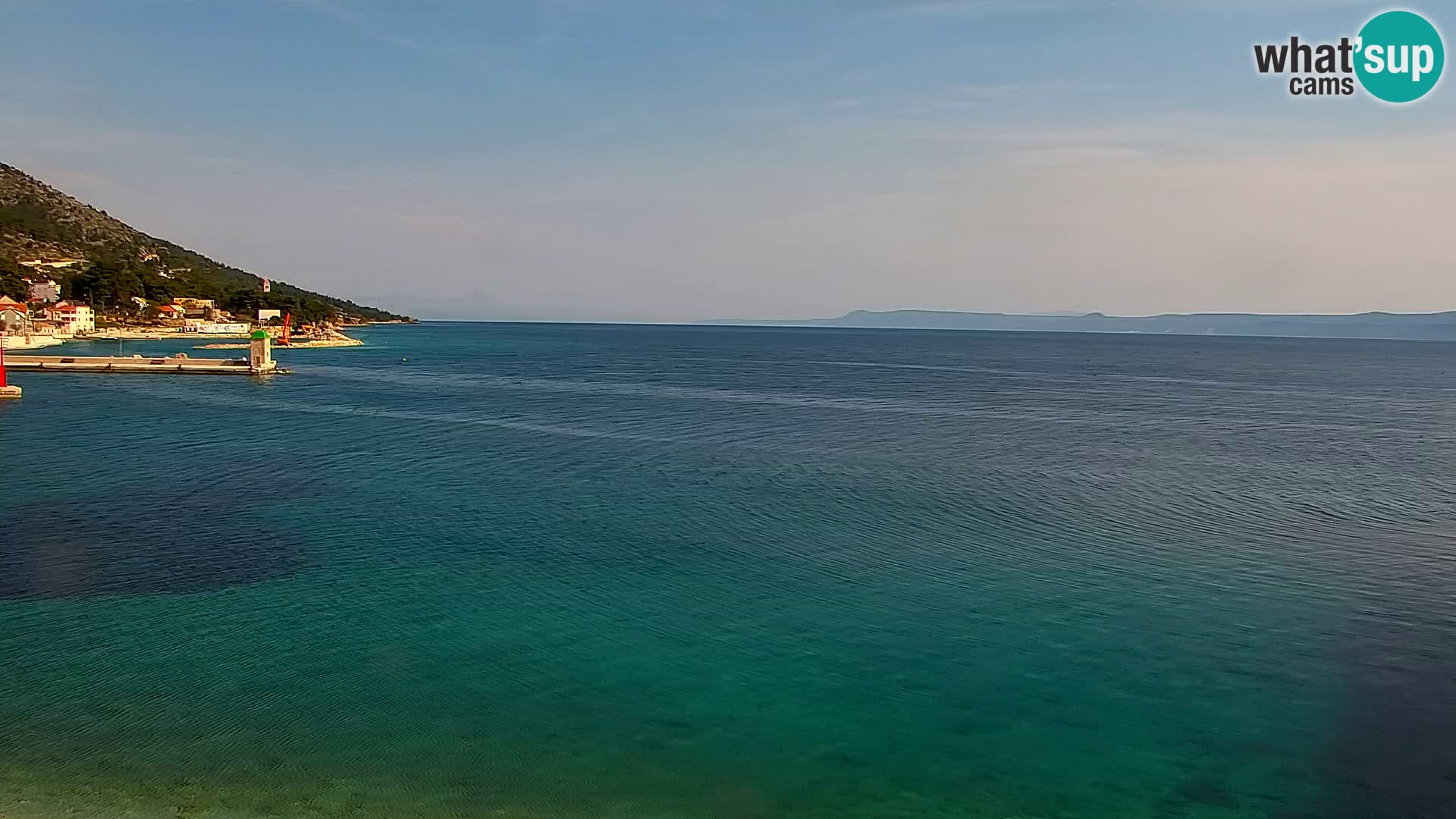Spletna kamera Bol – Center mesta in marina v živo