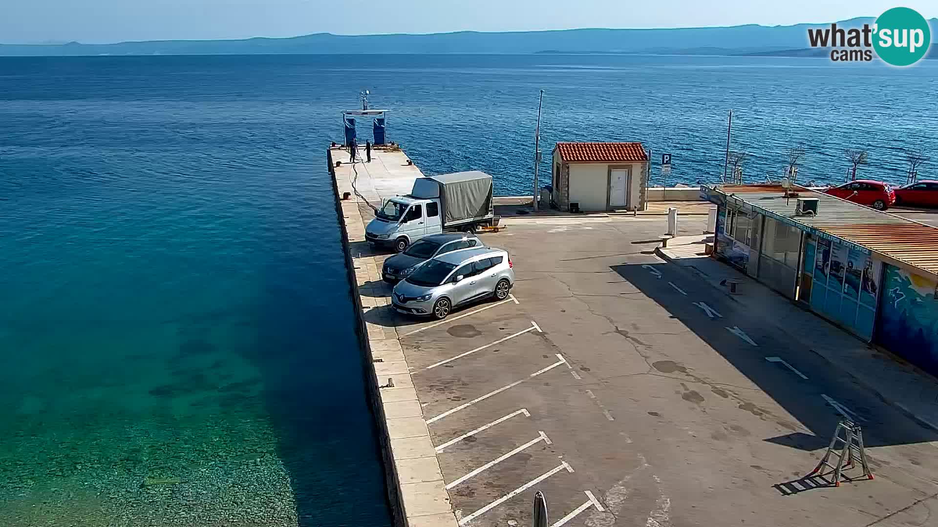 Spletna kamera Bol – Center mesta in marina v živo