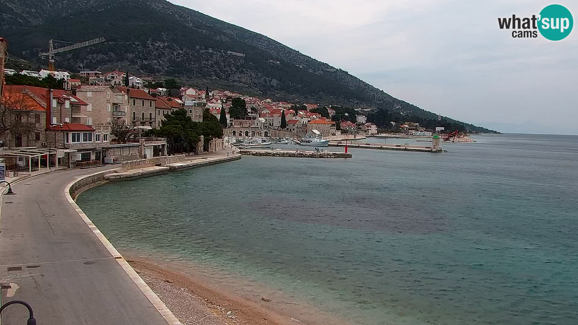 Spletna kamera Bol – Center mesta in marina v živo