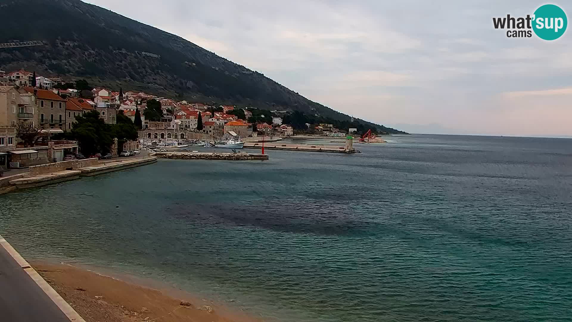 Spletna kamera Bol – Center mesta in marina v živo