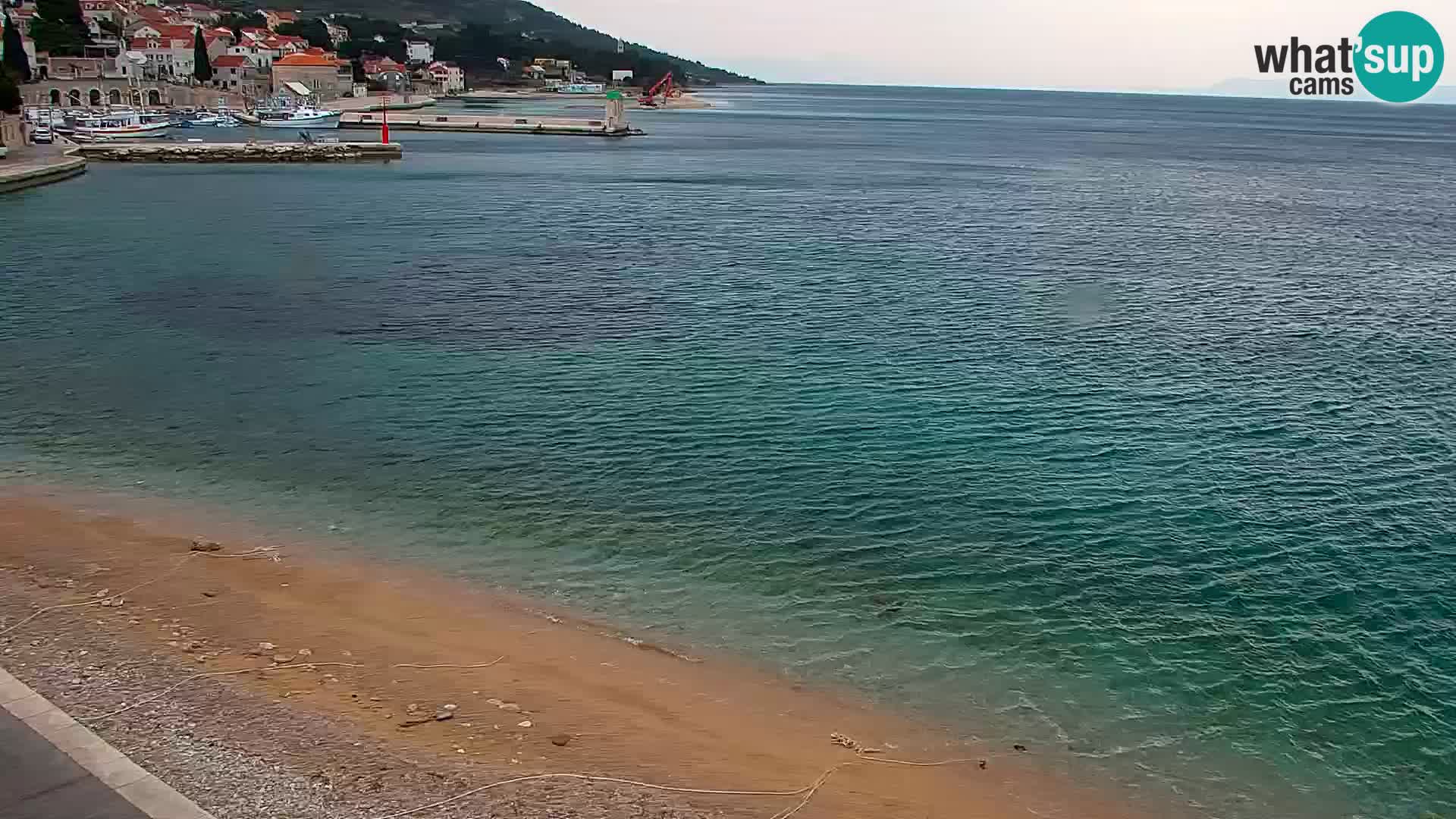 Spletna kamera Bol – Center mesta in marina v živo