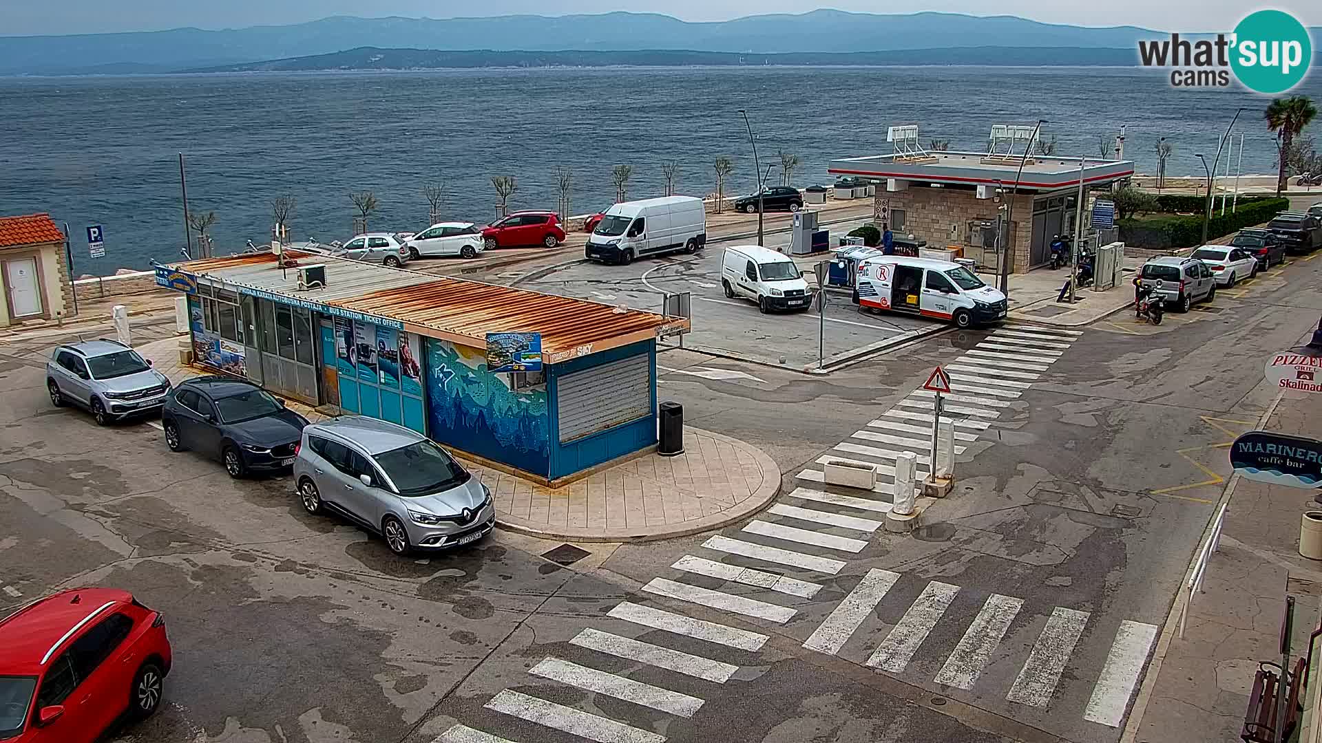 Spletna kamera Bol – Center mesta in marina v živo