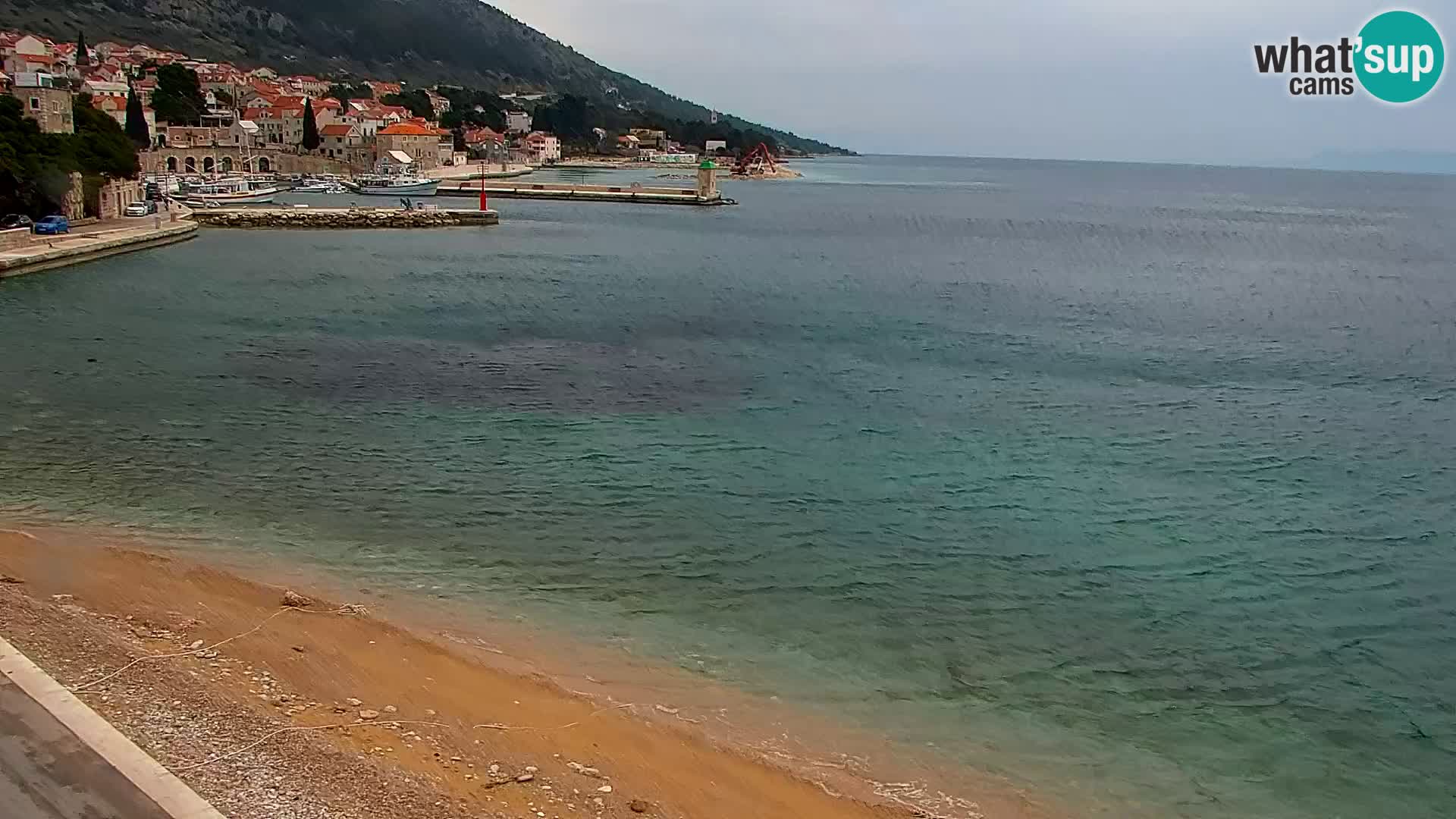 Spletna kamera Bol – Center mesta in marina v živo