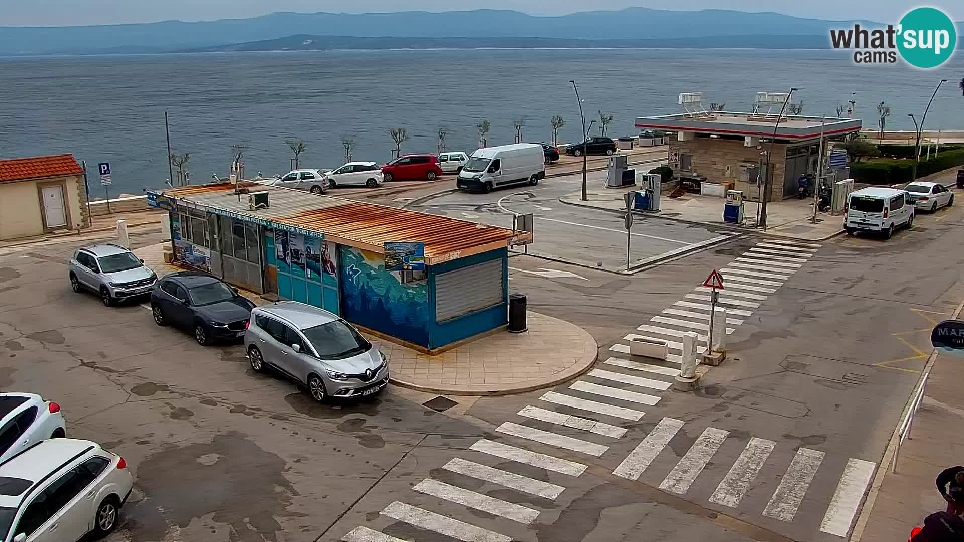 Spletna kamera Bol – Center mesta in marina v živo