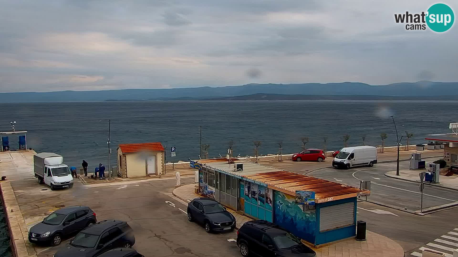 Spletna kamera Bol – Center mesta in marina v živo