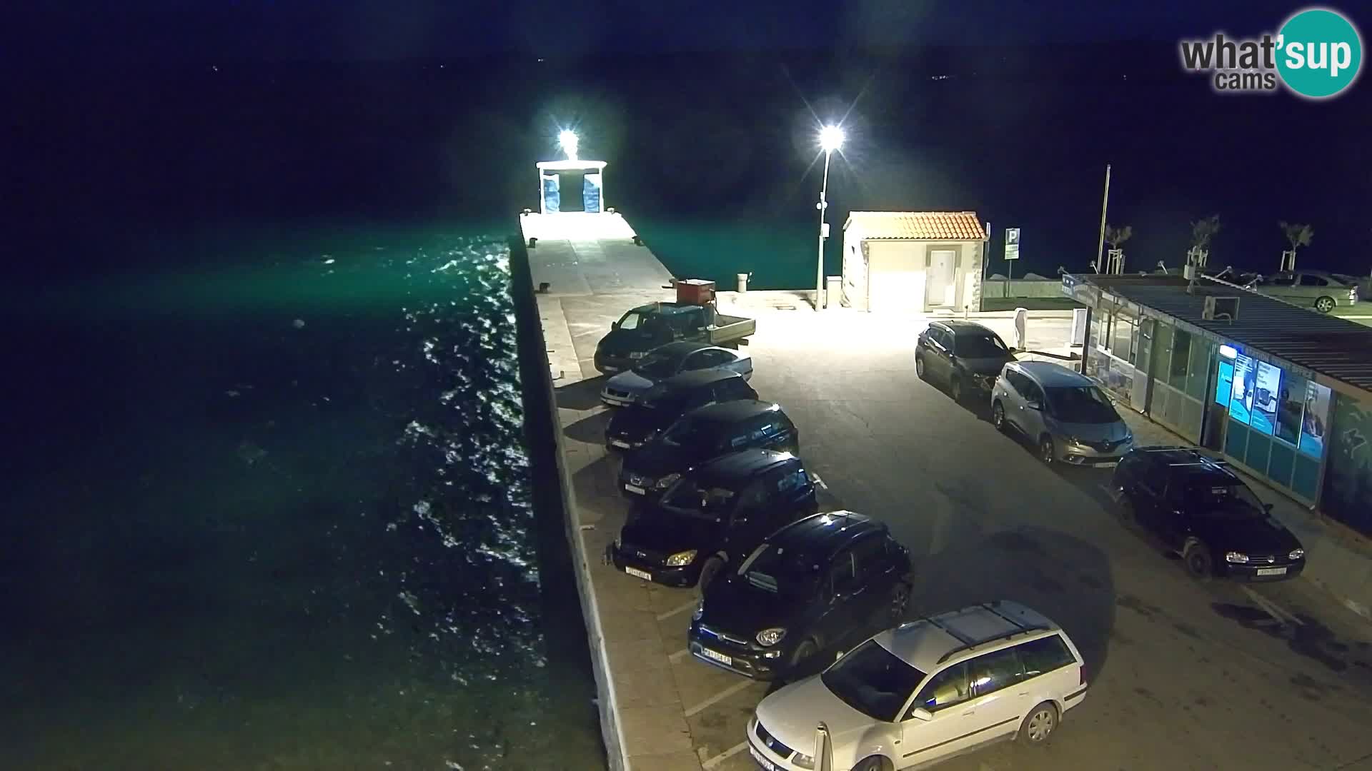 Spletna kamera Bol – Center mesta in marina v živo