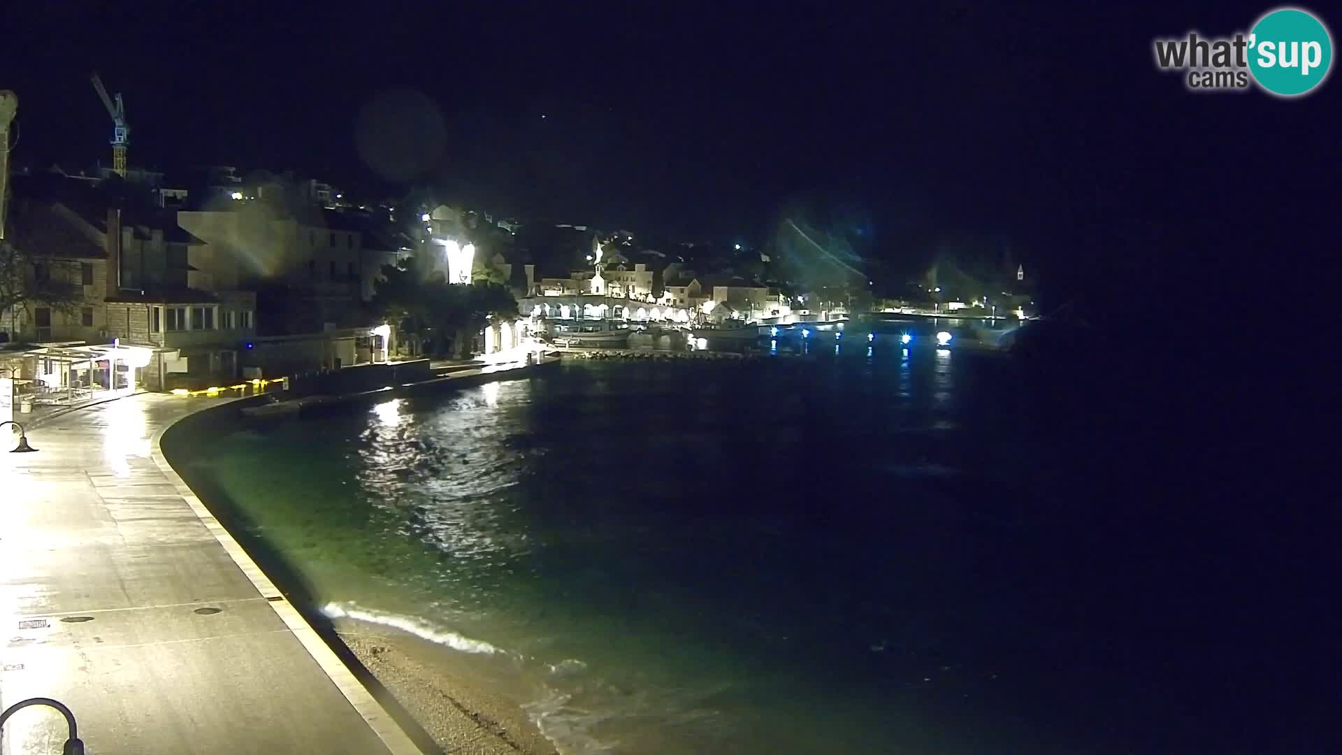 Spletna kamera Bol – Center mesta in marina v živo