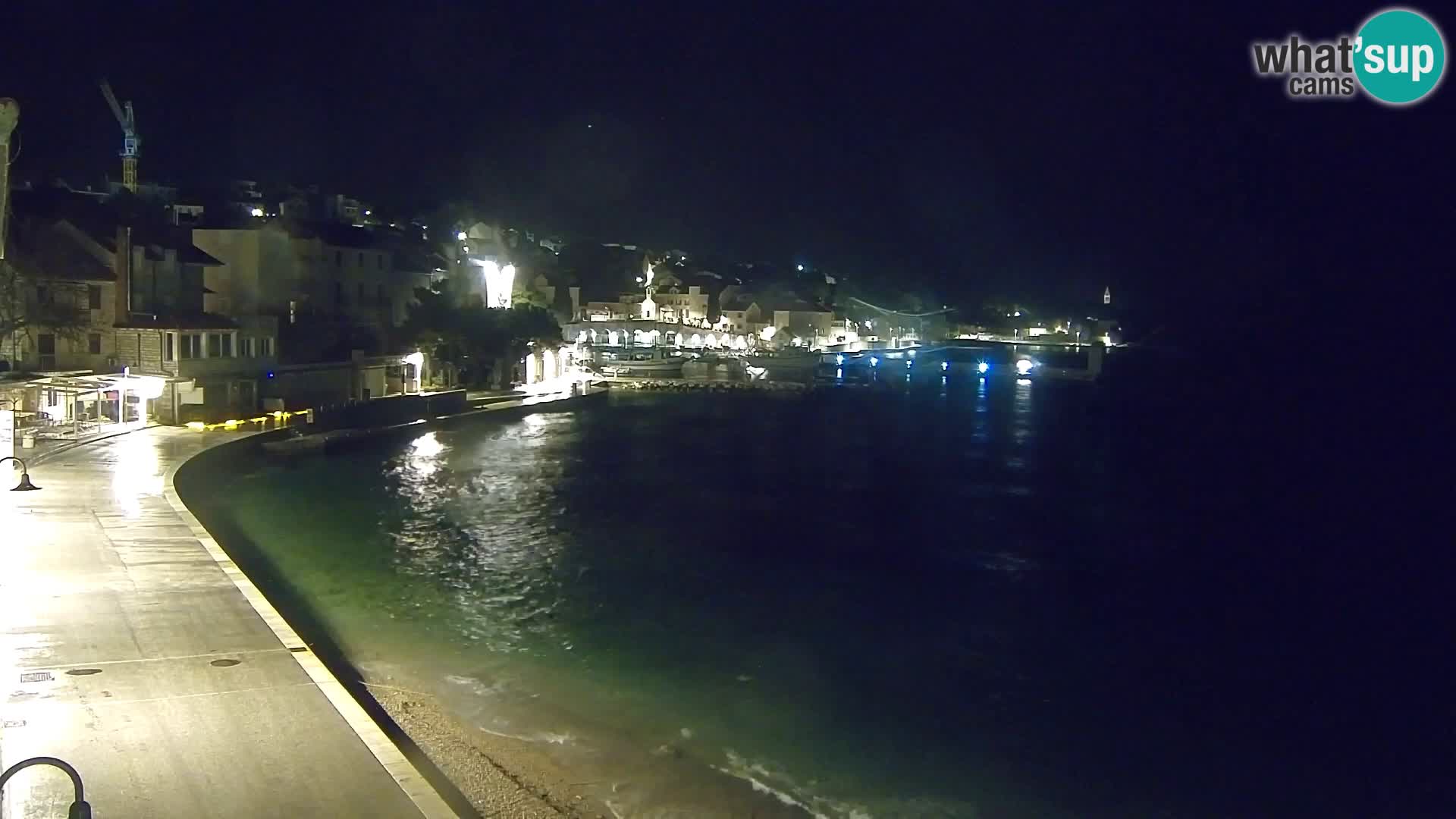 Spletna kamera Bol – Center mesta in marina v živo