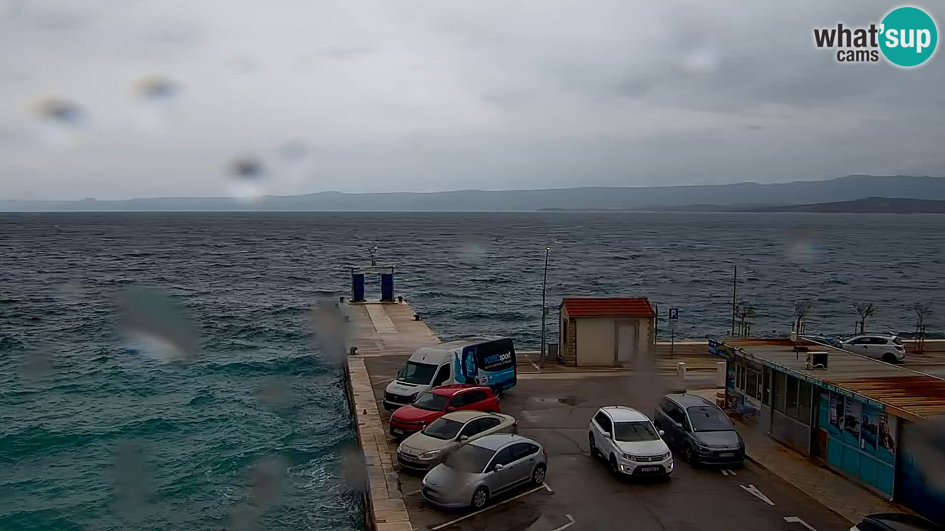 Spletna kamera Bol – Center mesta in marina v živo