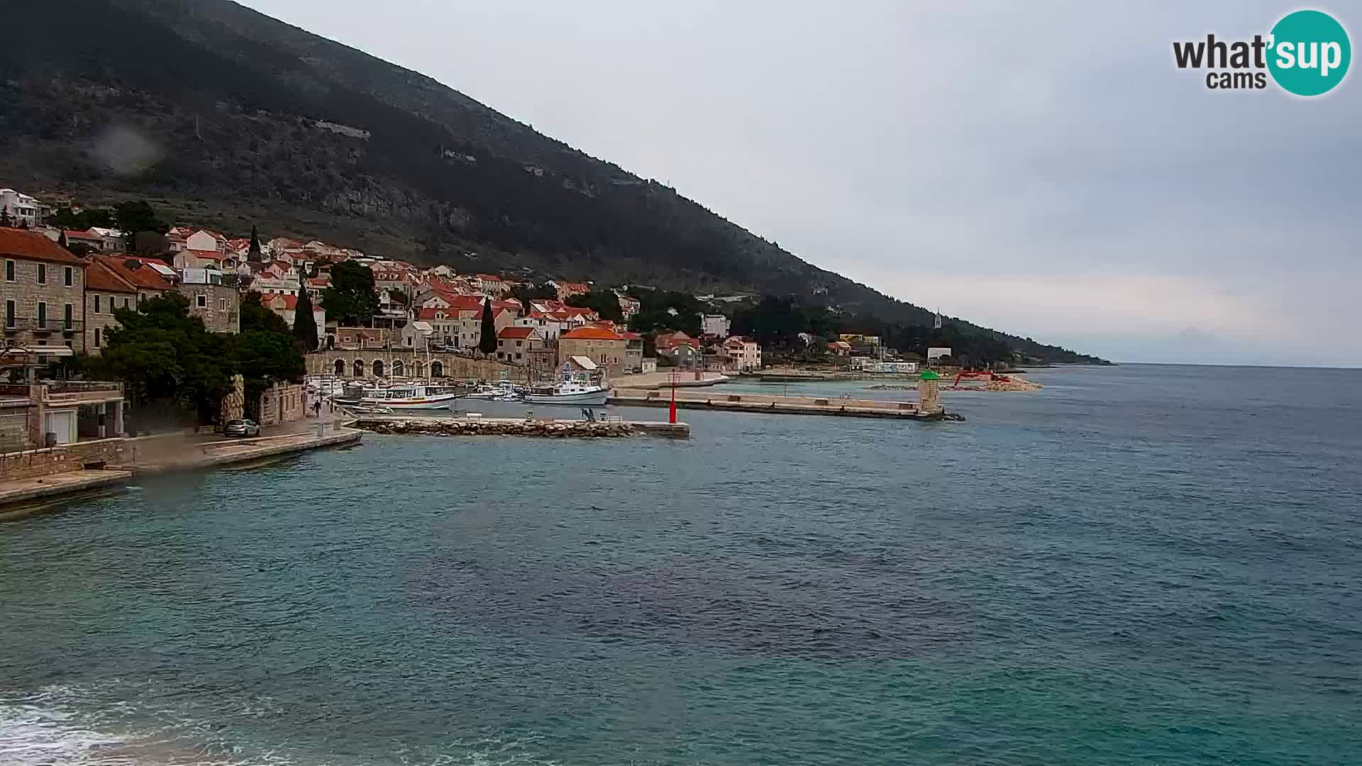 Spletna kamera Bol – Center mesta in marina v živo