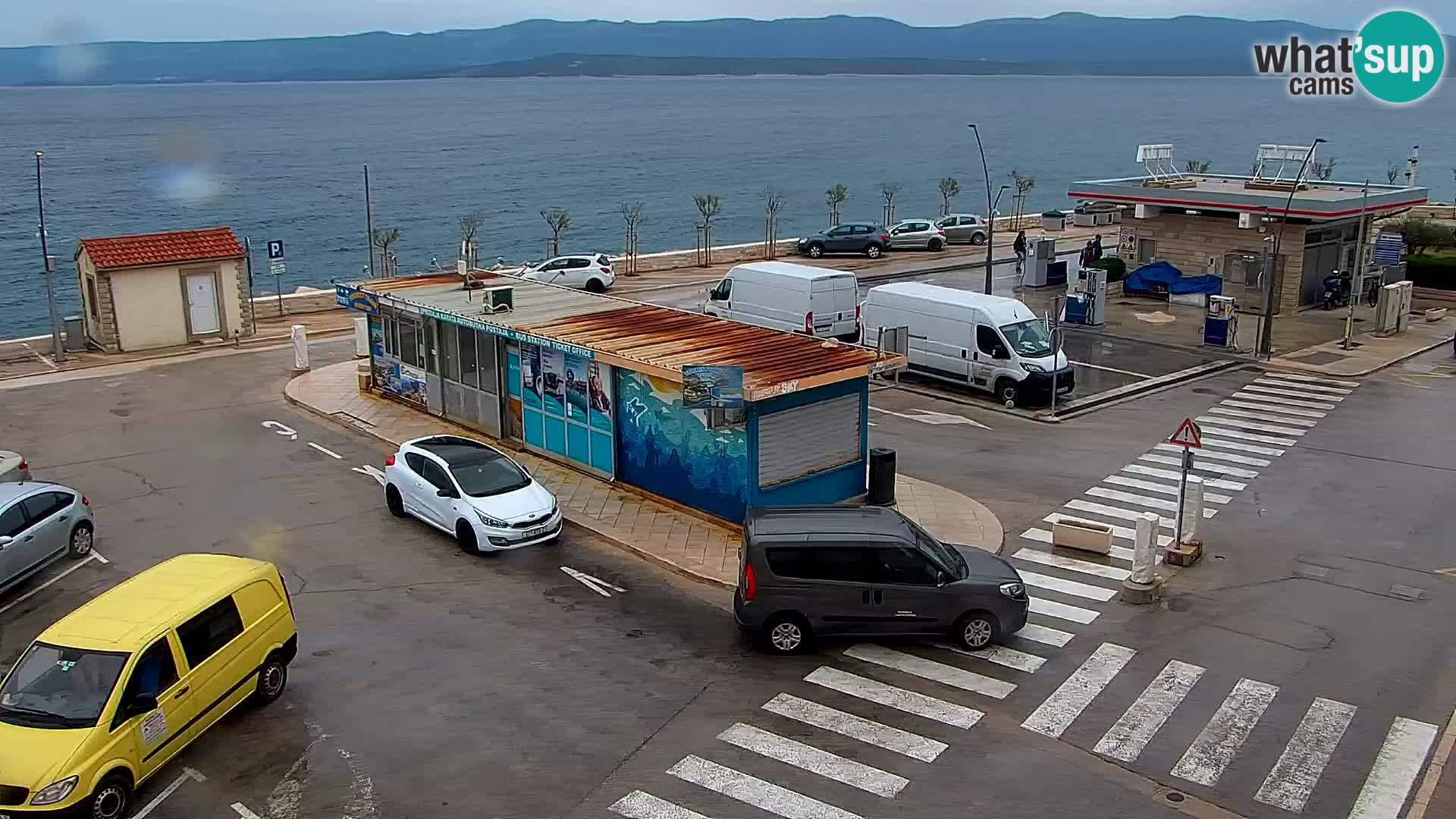 Spletna kamera Bol – Center mesta in marina v živo