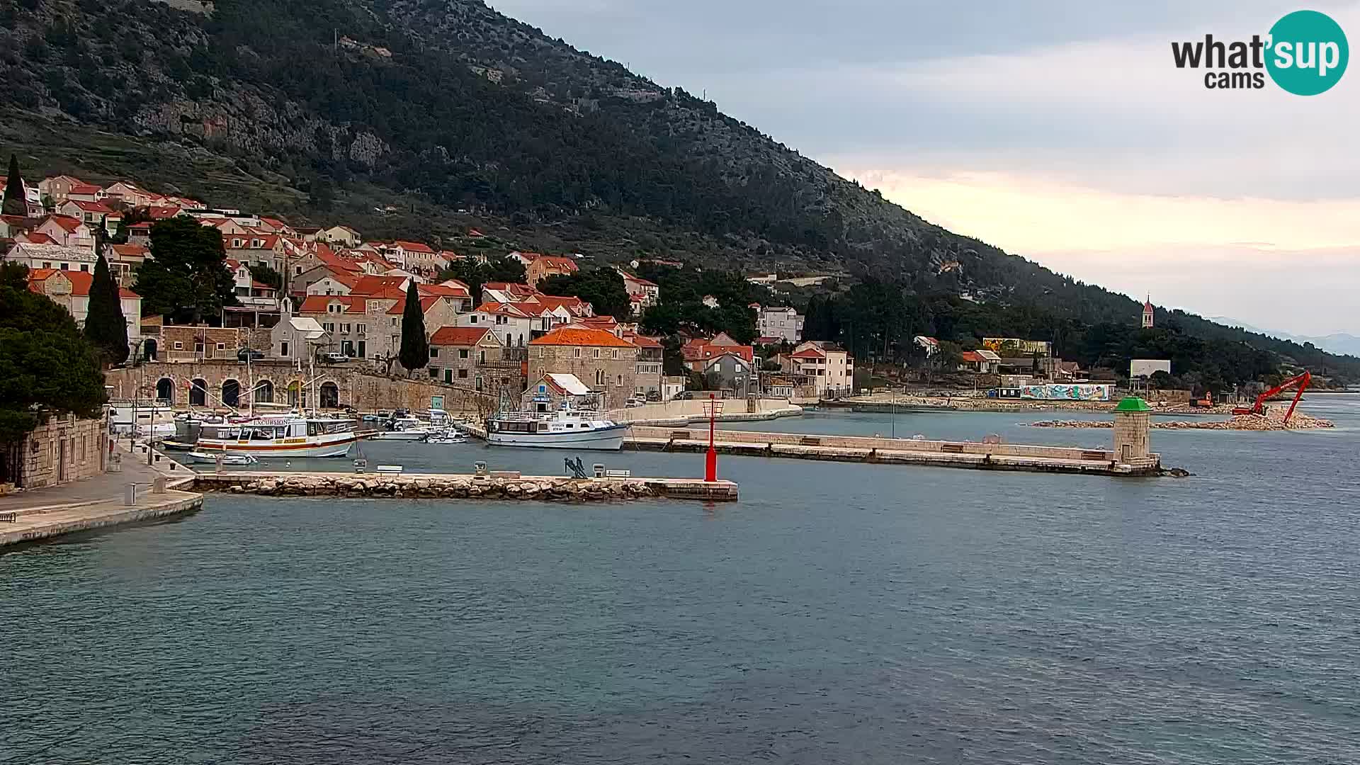Spletna kamera Bol – Center mesta in marina v živo