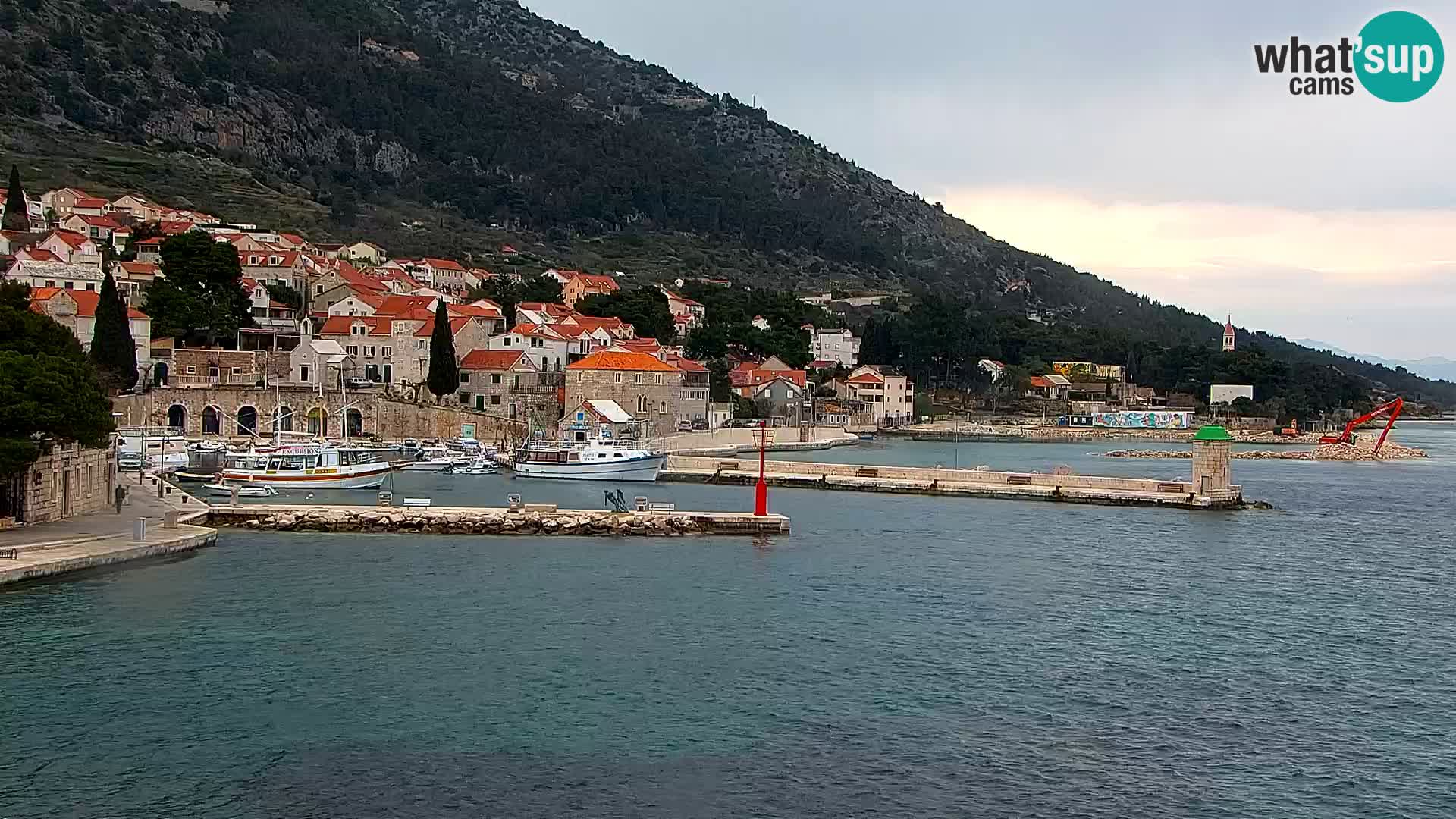 Webcam Bol Centro e Marina – Vista live dal porto di Bol