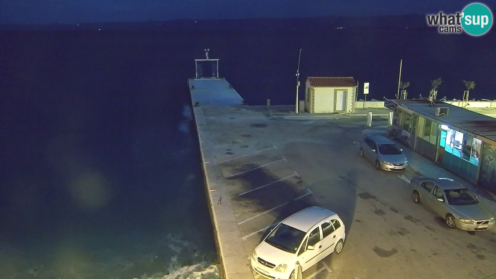 Spletna kamera Bol – Center mesta in marina v živo