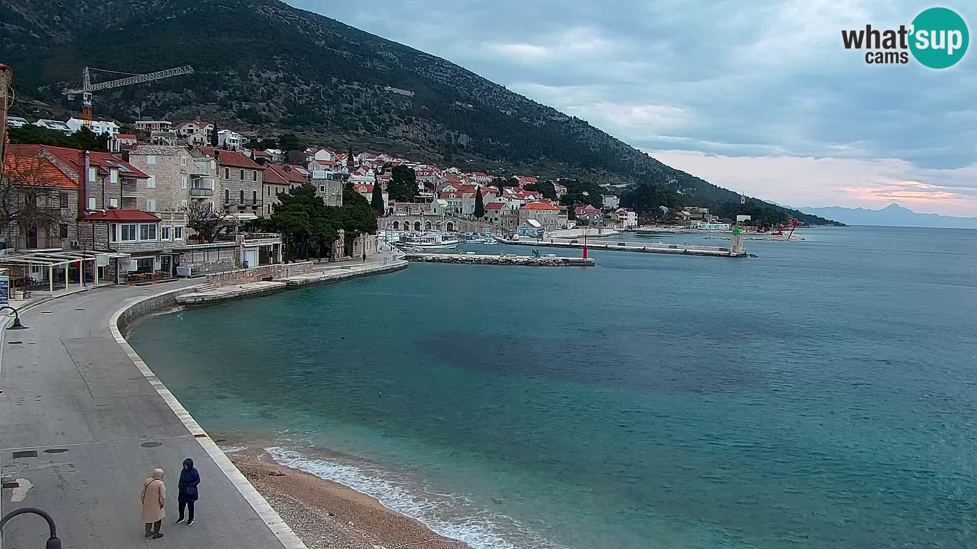 Spletna kamera Bol – Center mesta in marina v živo